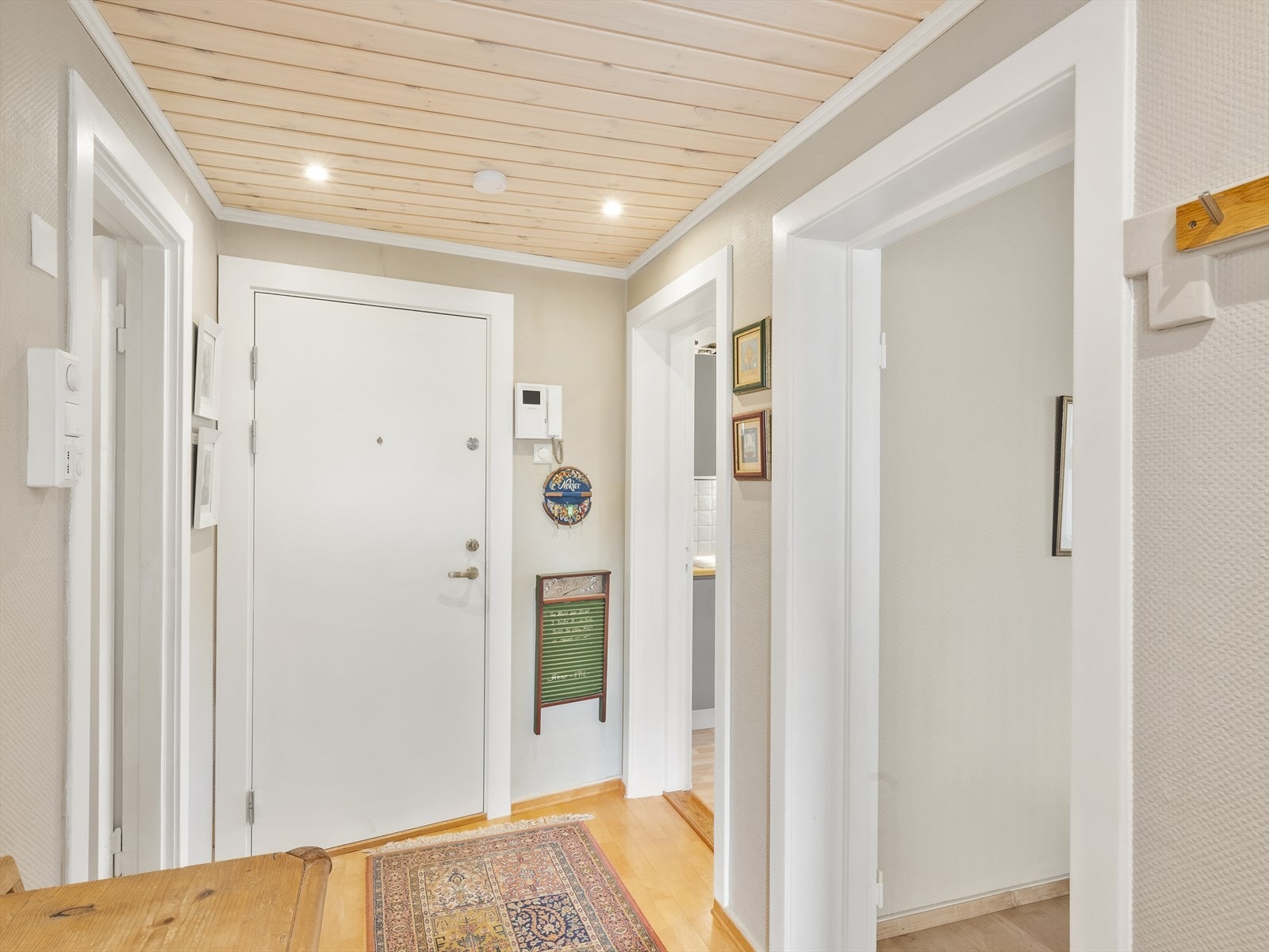 Lys og oversiktlig inngangsparti med enkel tilgang til alle rom. Galleribilde