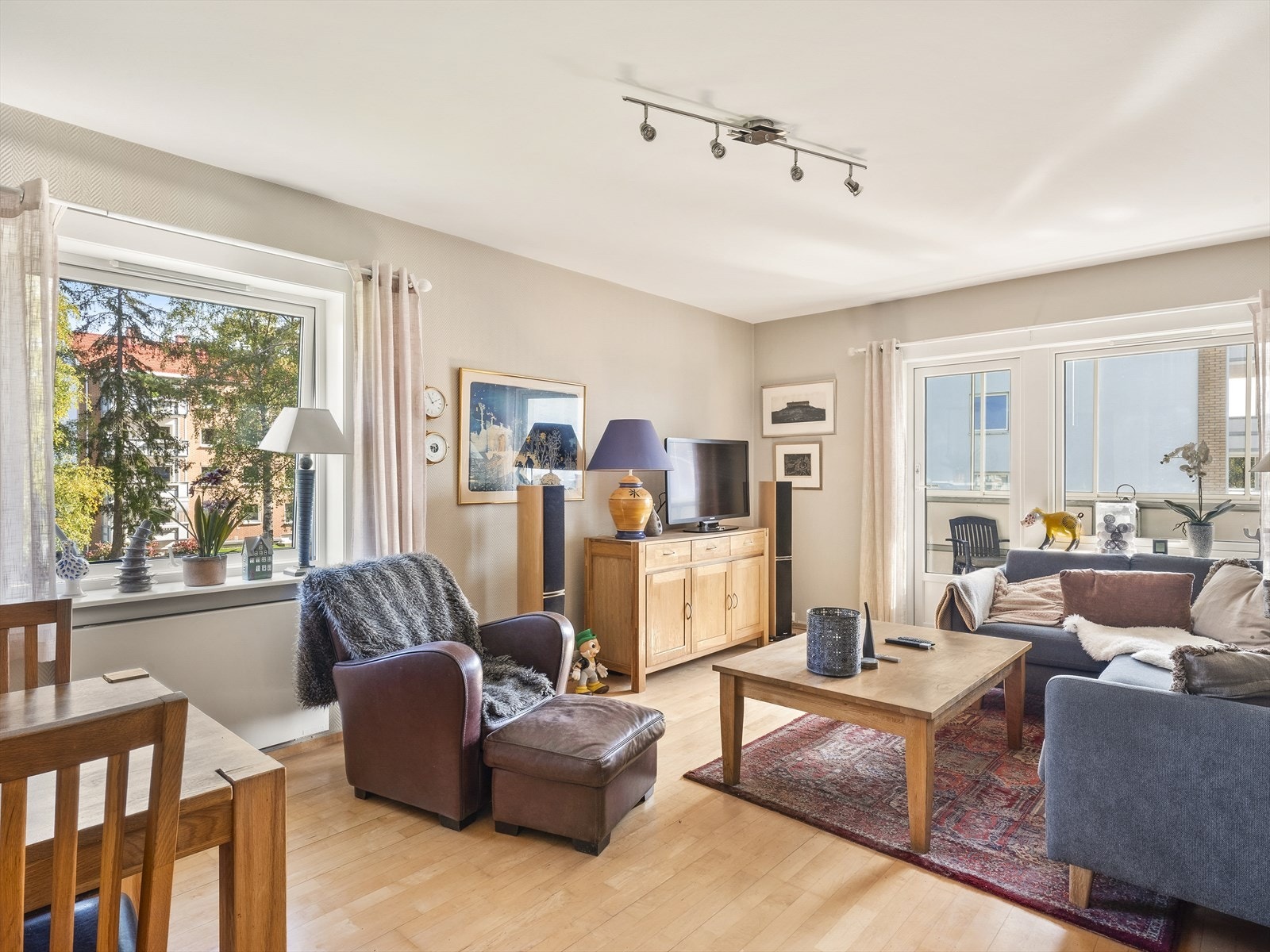 Fra stuen er det utgang til en solrik balkong som forsterker den åpne og luftige atmosfæren. Galleribilde