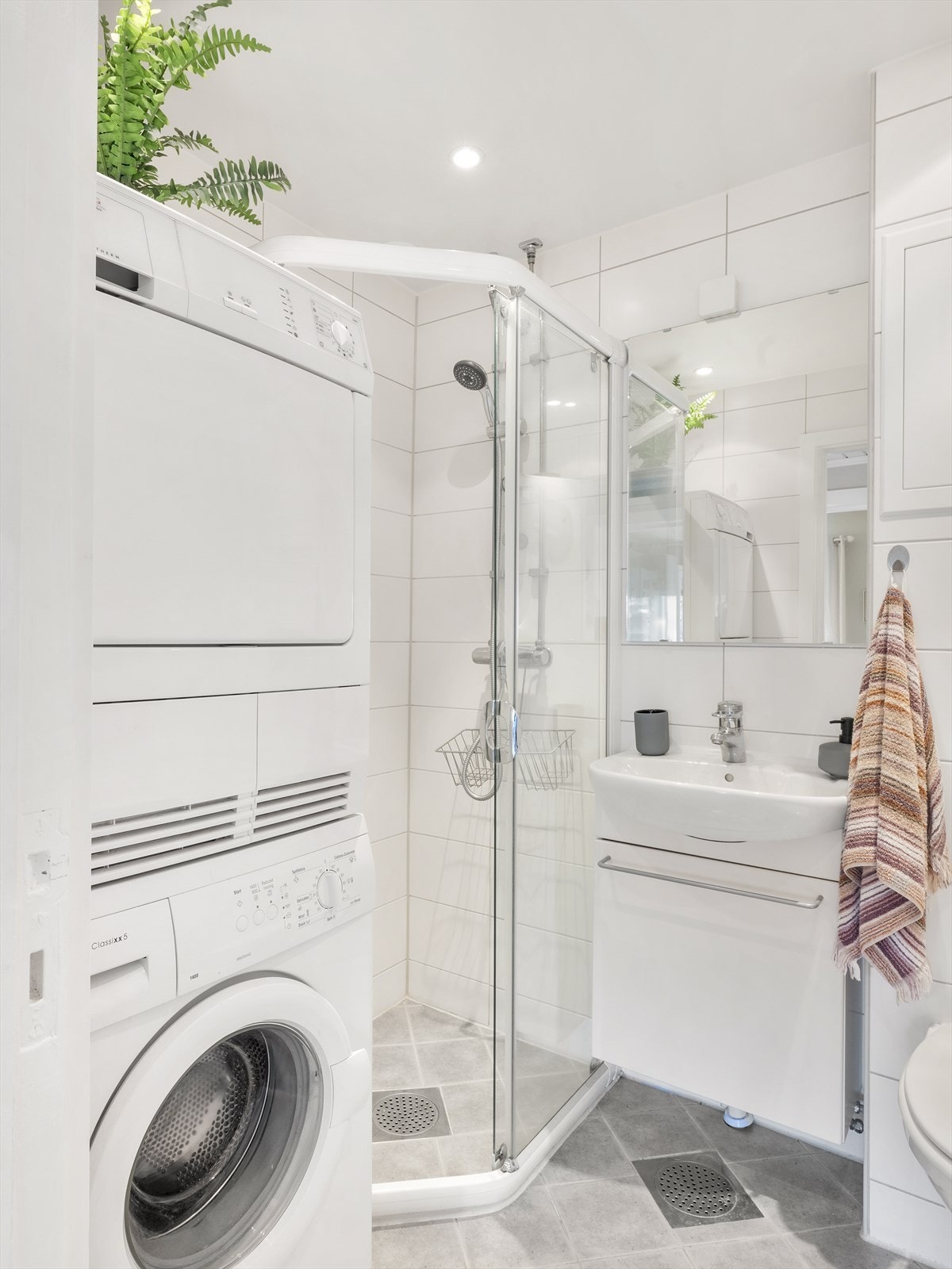 Badet har opplegg for vaskemaskin og er utstyrt med varmekabler i gulvet. Galleribilde