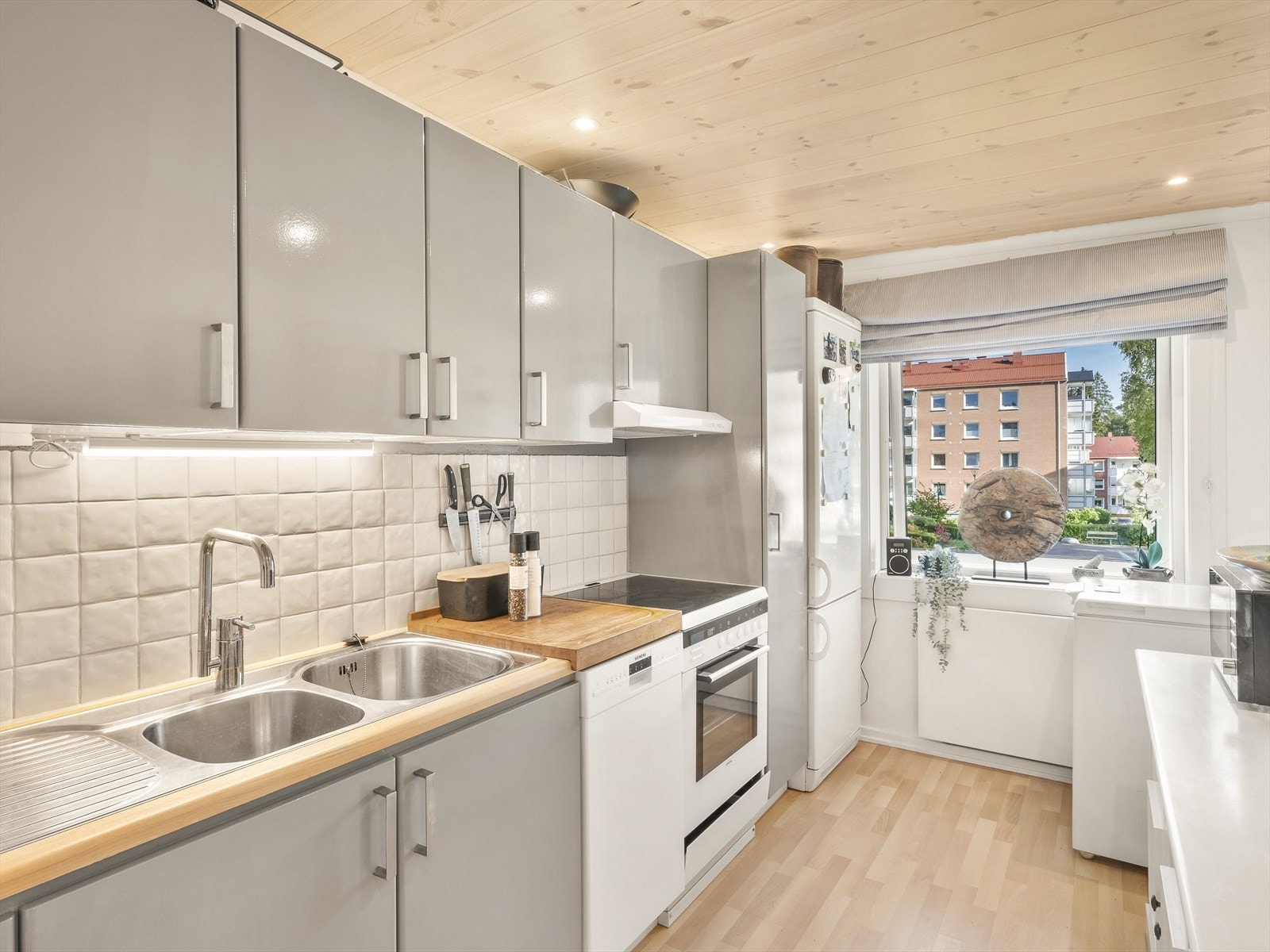 Innbydende kjøkken med stilrene og behagelige fronter som gir et elegant preg. Galleribilde