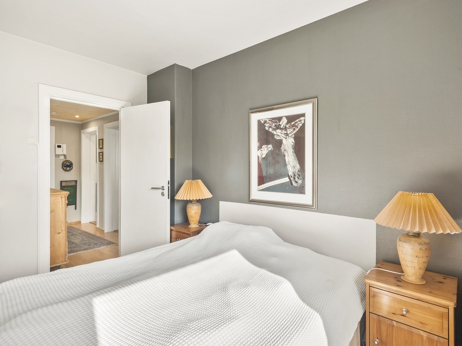 Rommet har god plass til en dobbeltseng, med mulighet for nattbord på begge sider for ekstra komfort og funksjonalitet. Galleribilde