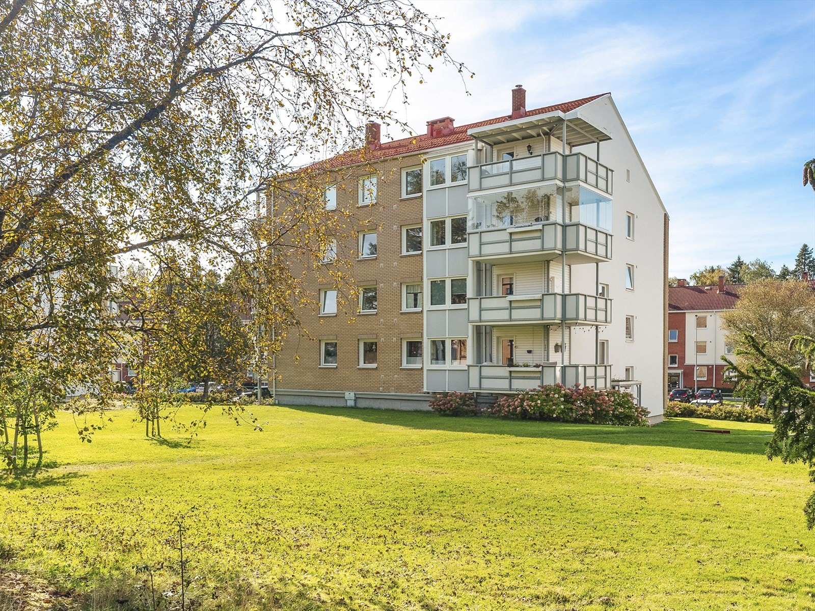 Områdene er pent opparbeidet med grønne plener, beplantning og gode sitteplasser, som skaper et hyggelig miljø for beboerne. Galleribilde