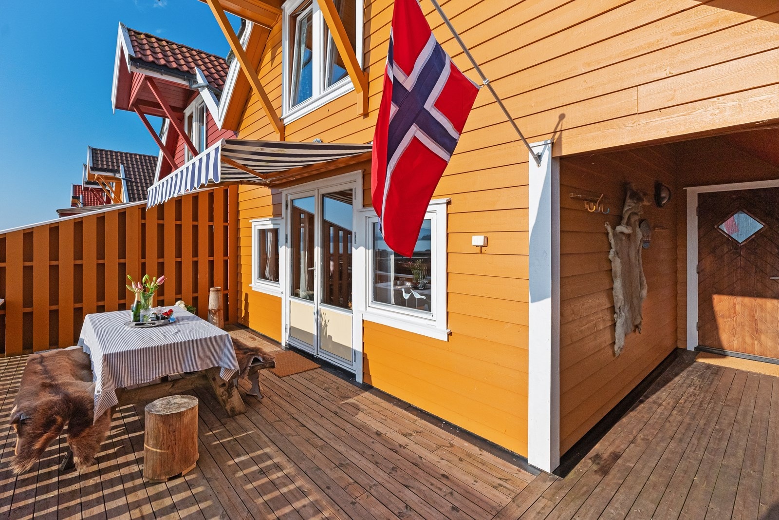 Fin terrasse med utgang fra stuen Galleribilde