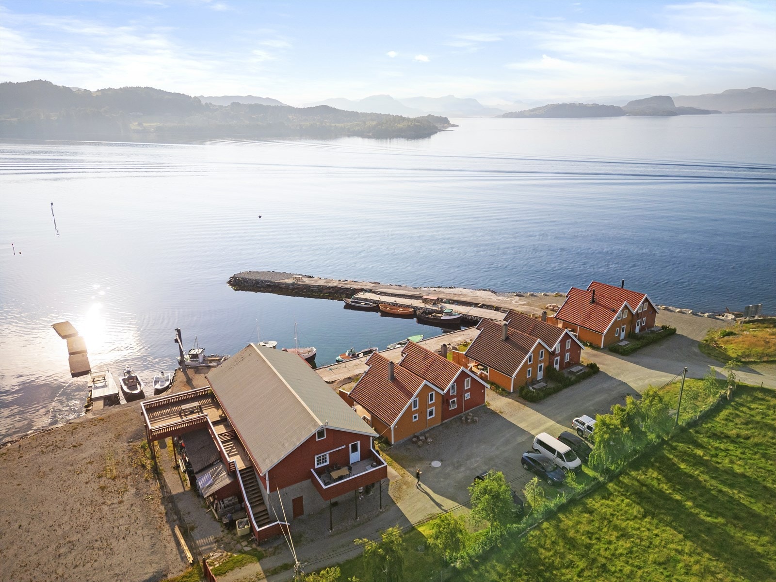 Parkering like ved + medfølgende bod i fellesområde, slakteri og røykeri Galleribilde