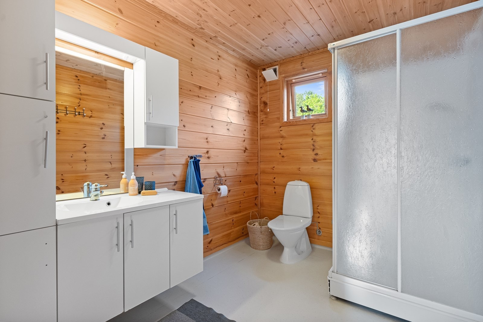 Bad med dusj, servant med skap, toalett Galleribilde