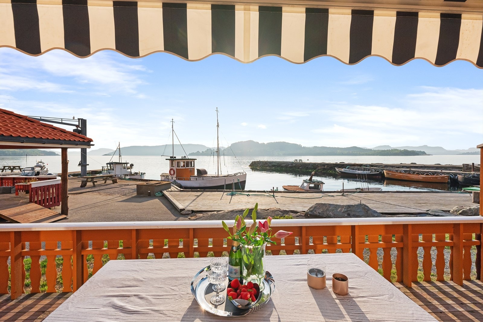 Brygge og båtplass like utenfor Galleribilde