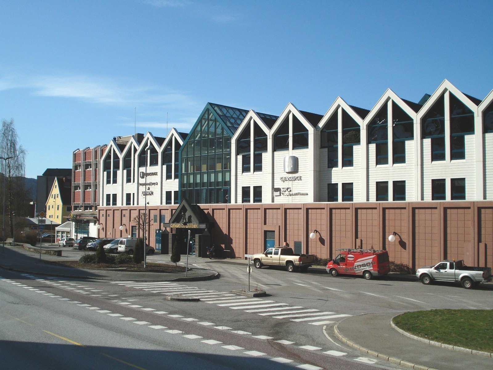 Gjensidigegården sett fra hovedveien. Galleribilde