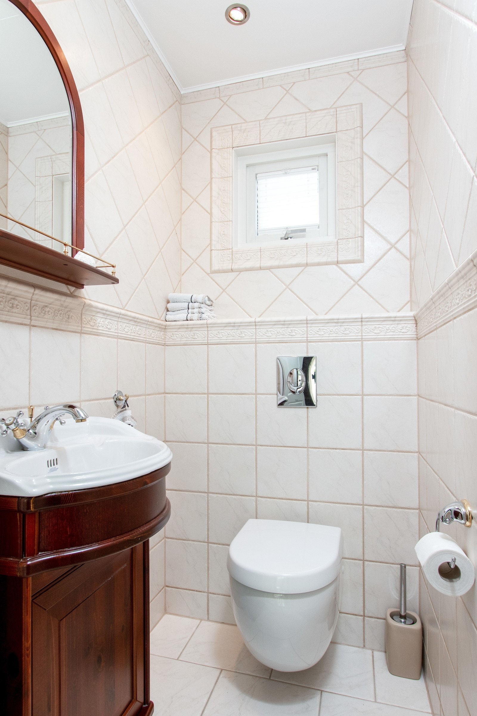 Entreen har et tilliggende kott og toalettrom, samt adkomst til biblioteket. Galleribilde