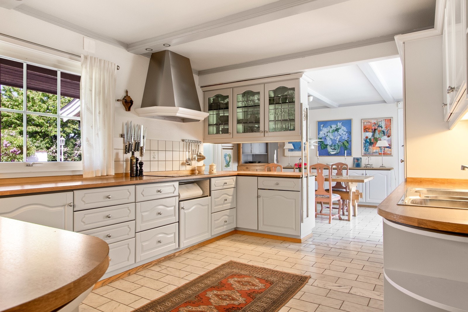 Villaen har et stort kjøkken med egen spiseplass. Skap og skuffer har profilerte fronter, som ble lakkert opp i 2011. Galleribilde