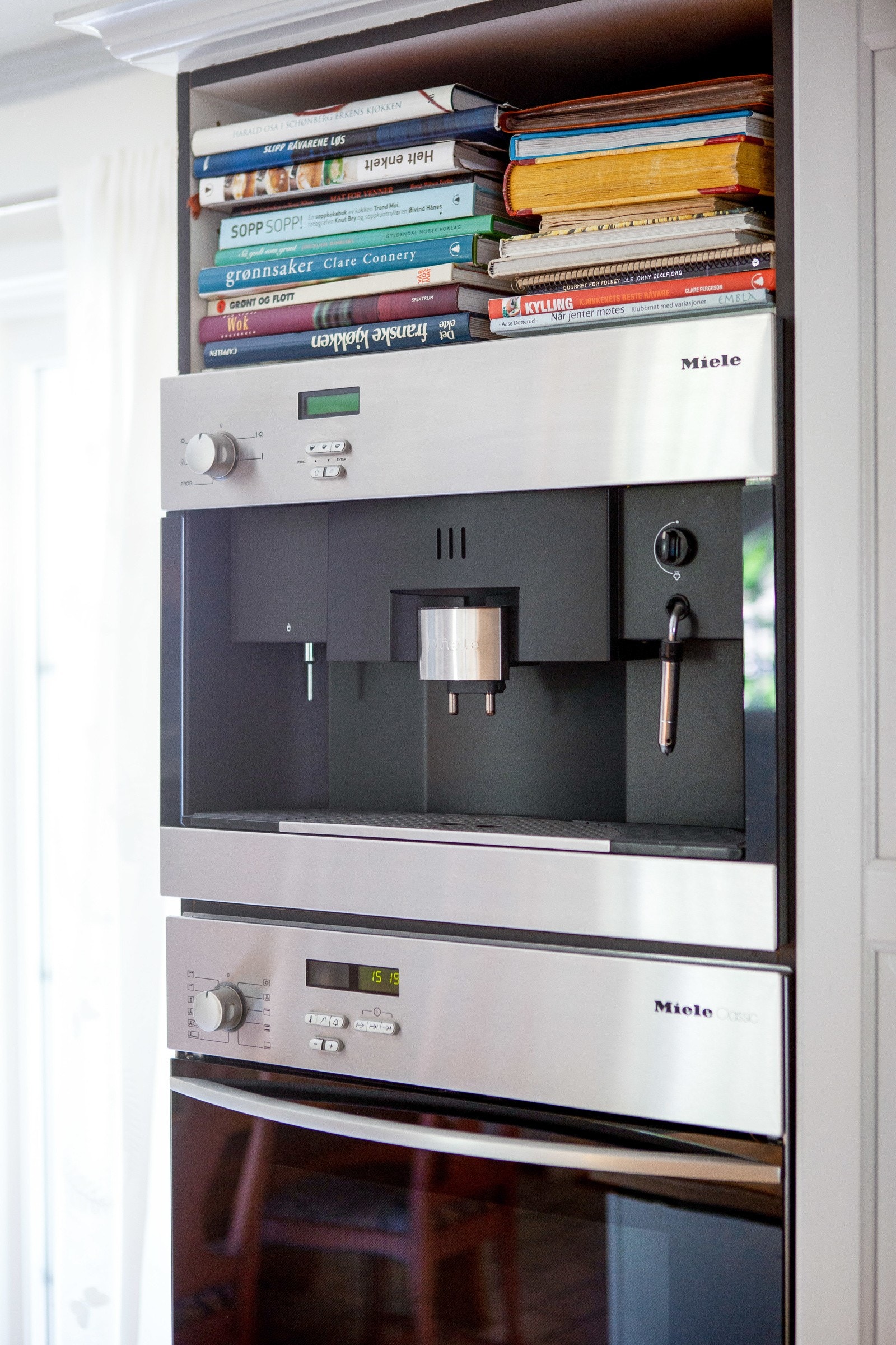 Innredningen er utstyrt med integrert stekeovn, koketopp, varmeskuff og kaffemaskin. Galleribilde