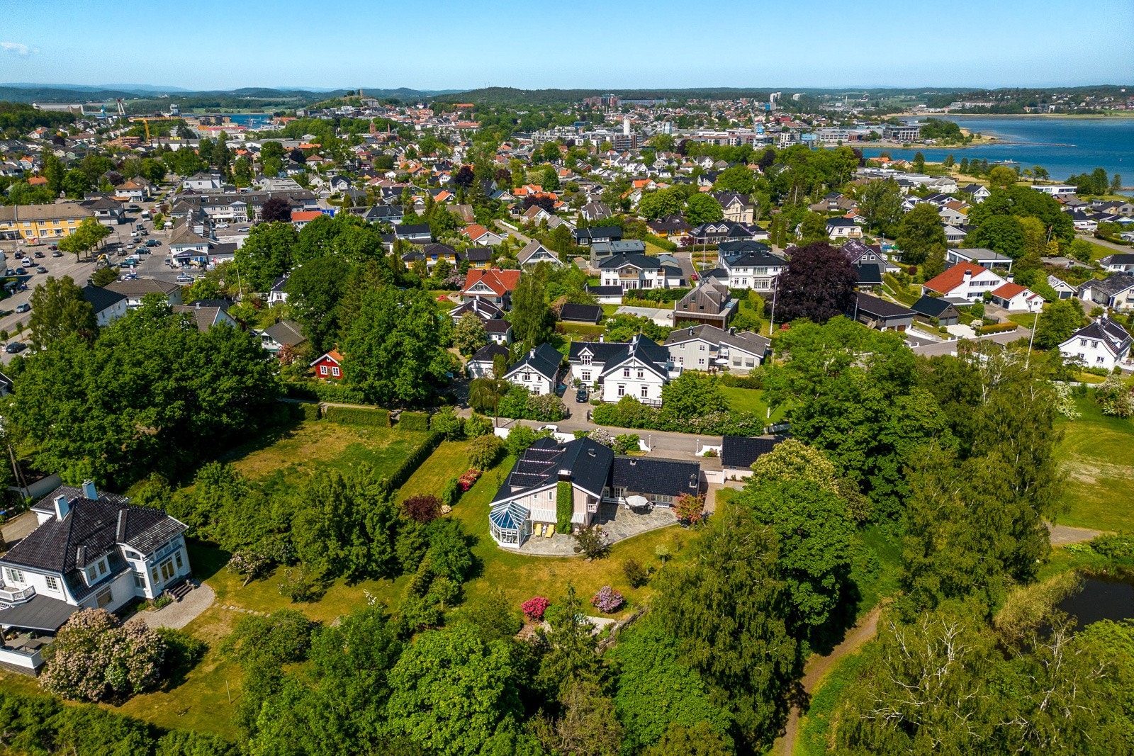 Roshaugparken er en idyllisk perle med store plenområder, to dammer, fotballbane og bakker som benyttes til aking om vinteren. Galleribilde