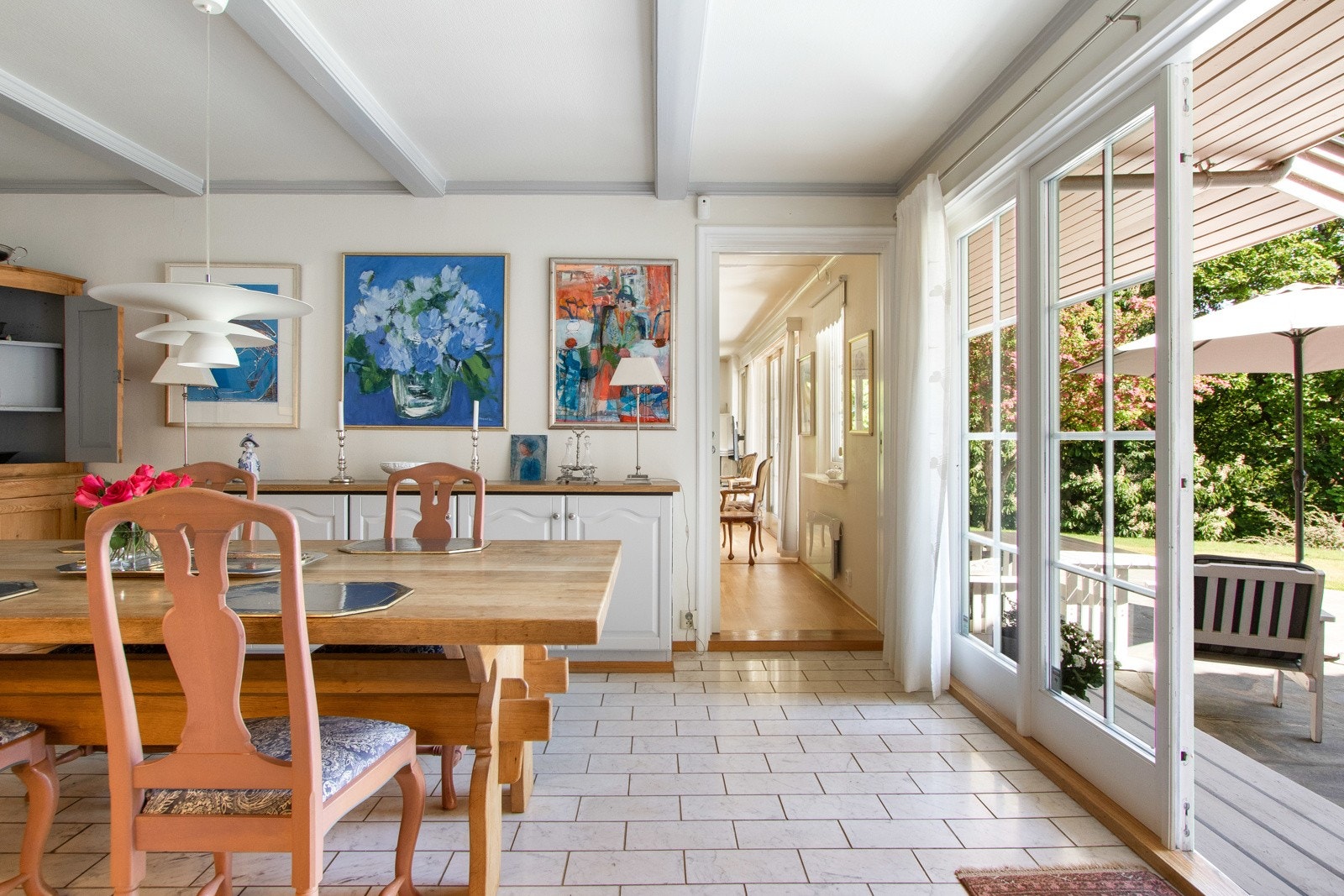 Fra spiseplassen er det dobbel dør ut til den skiferlagte terrassen. Her er det også adkomst til hybel. Galleribilde