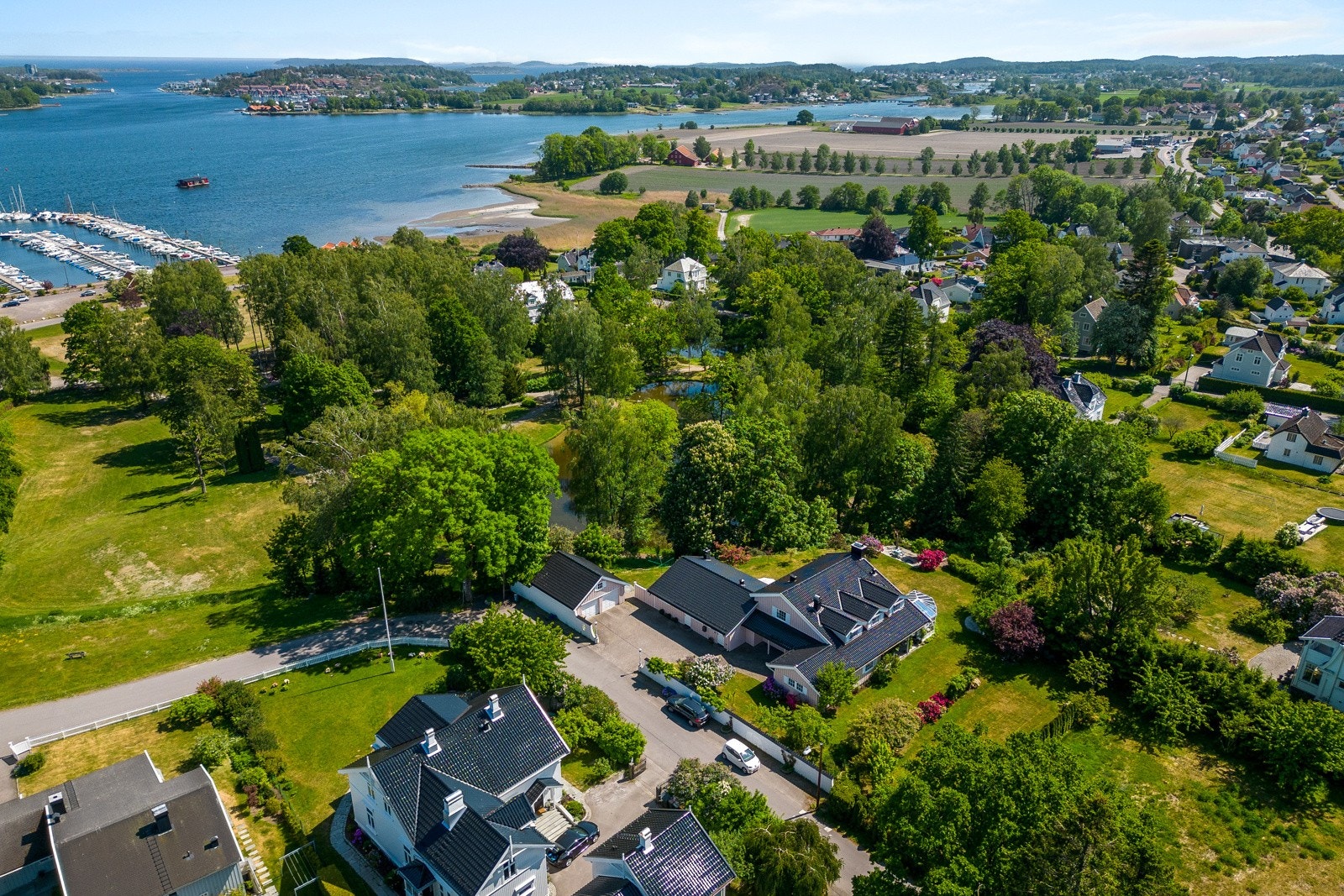 På nedsiden av Rosahaugparken ligger Rosanesstranda med fin badestrand og gresslette, samt Teie småbåthavn. Galleribilde