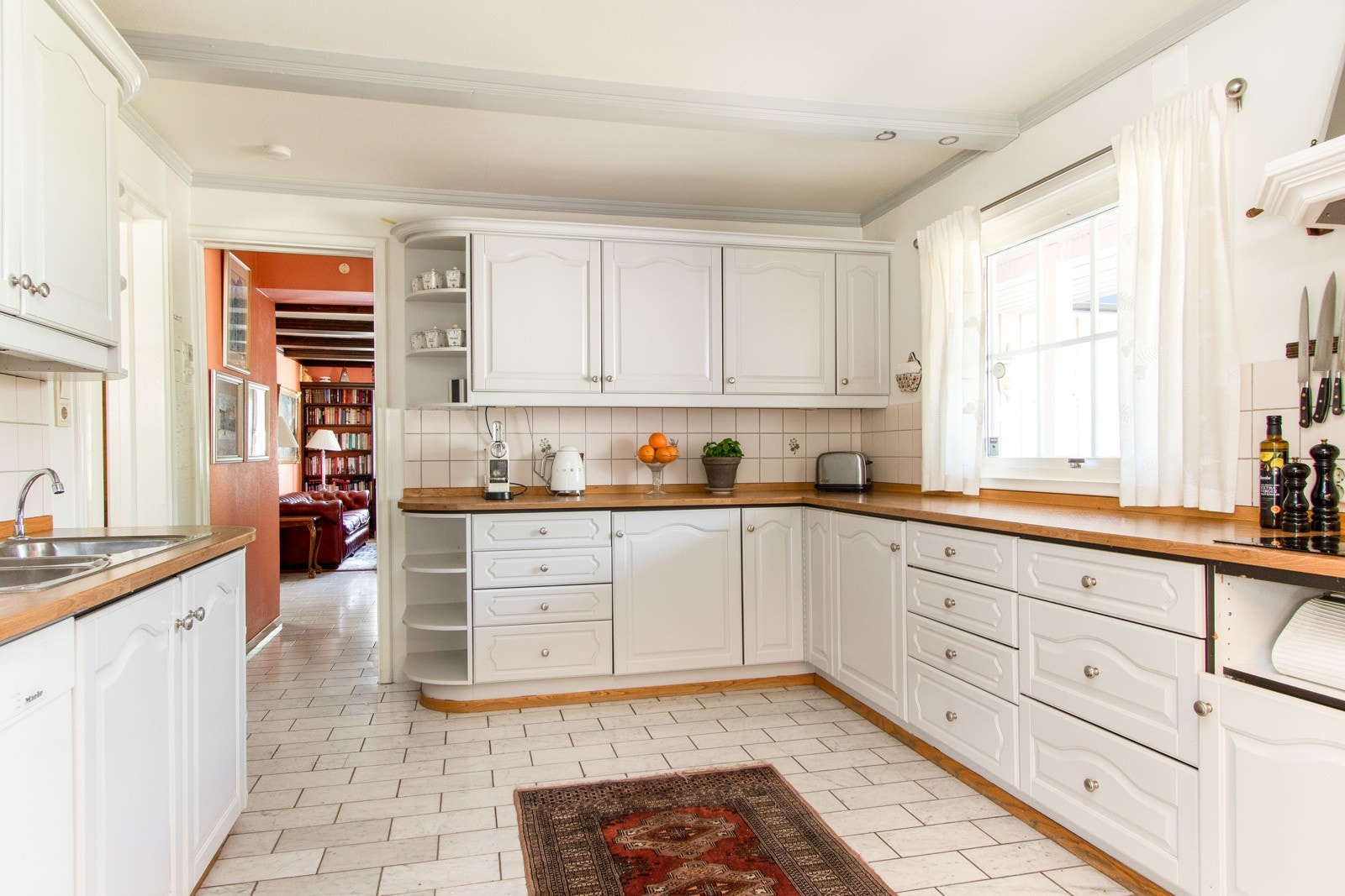 Kjøkkeninnredningen har gode arbeidsflater langs flere benkeplater og mye skapplass. Galleribilde