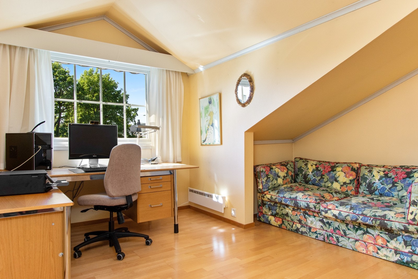 Tre av soverommene har ark med mønet himling, knevegg med sengeplass og garderobeløsning med skap eller kott. Soverom 1 Galleribilde