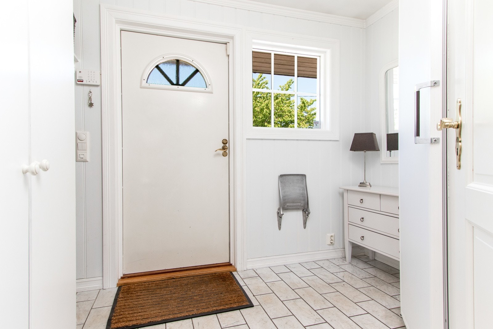 Det er egen kjøkkeninngang med kjølehjørne. Galleribilde