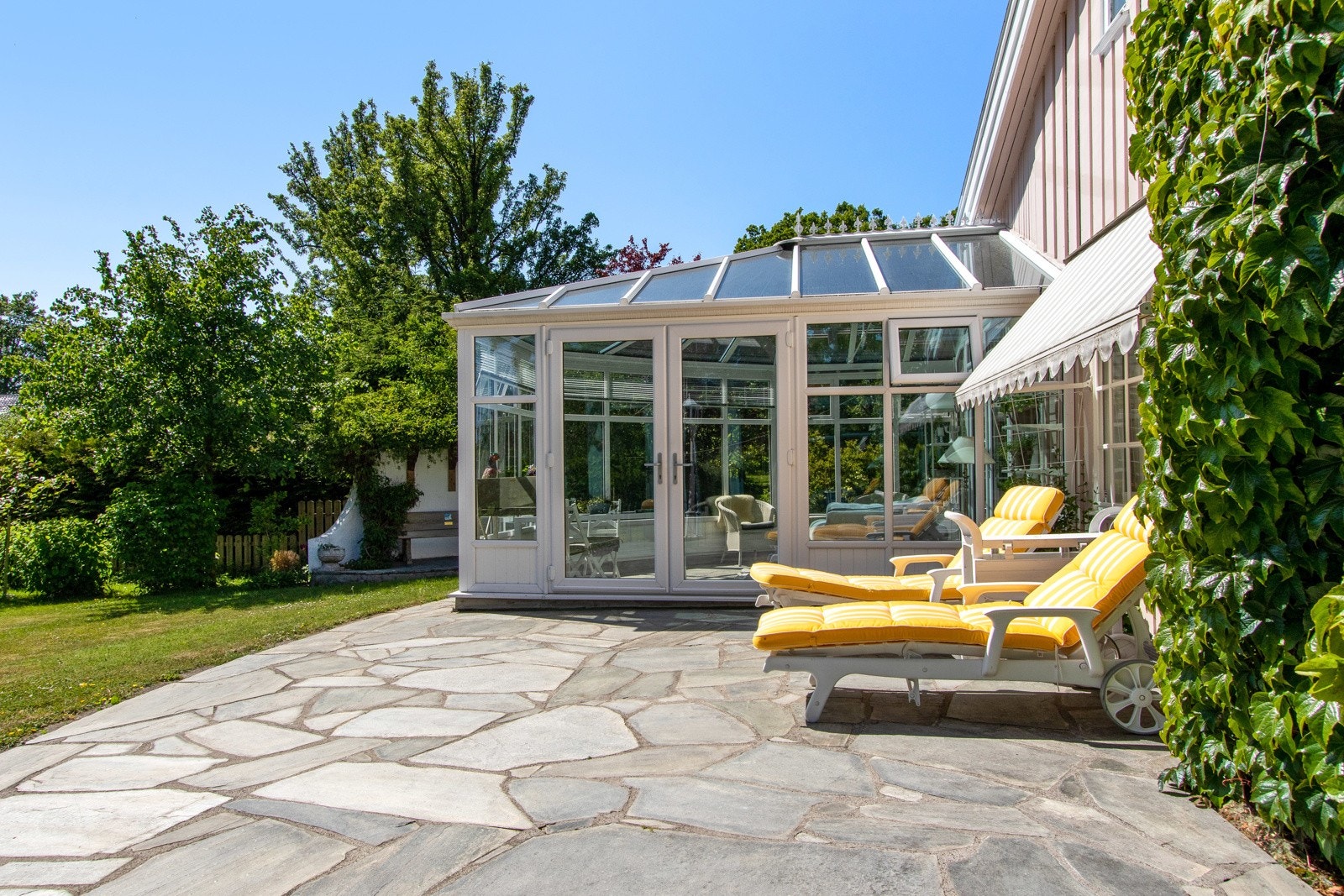 Hagestuen ble oppført i 2018 og har isolerte vinduer, dører og tak i glass ? et herlig uterom som forlenger sommersesongen. Galleribilde