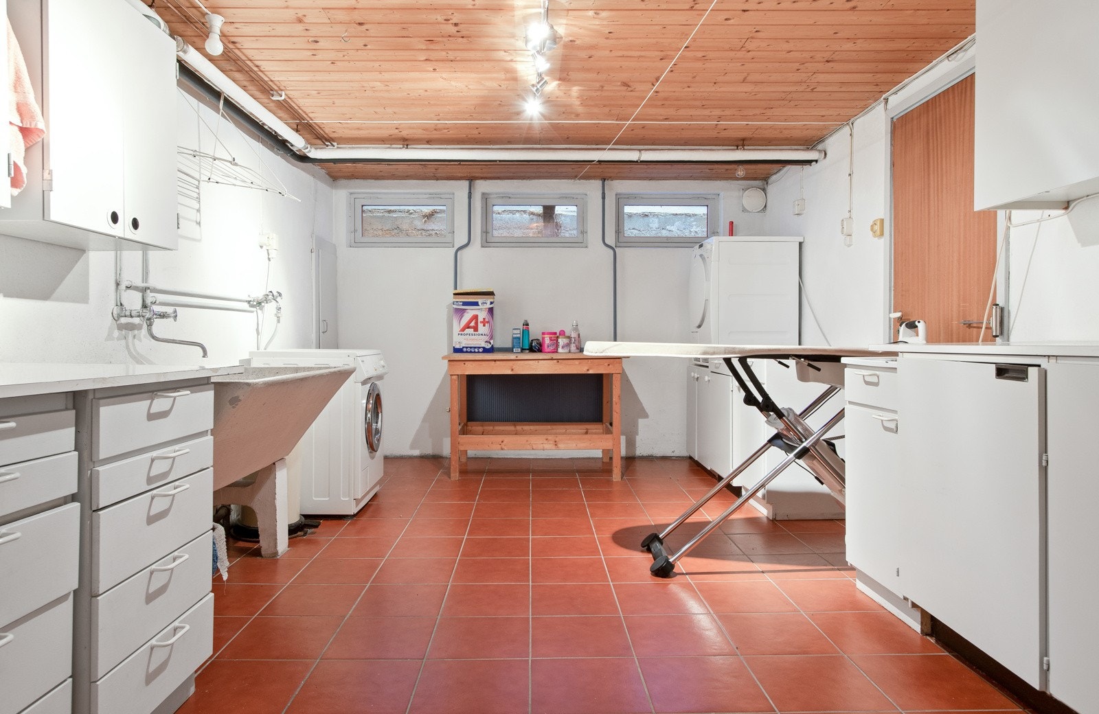 I kjelleren har boligen et stort, funksjonelt vaskerom med enkel innredning og mye gulvplass. Det er skittentøyssjakt fra badet i 2. etasje. Galleribilde