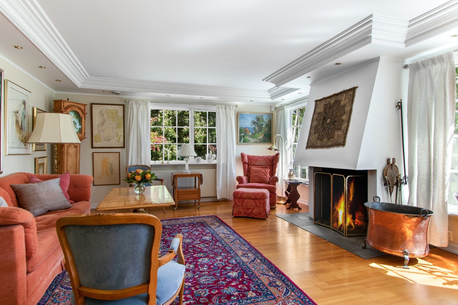 Stuen har vinkelform, parkett på gulvet og malte vegger i en tidløs gråtone. Galleribilde