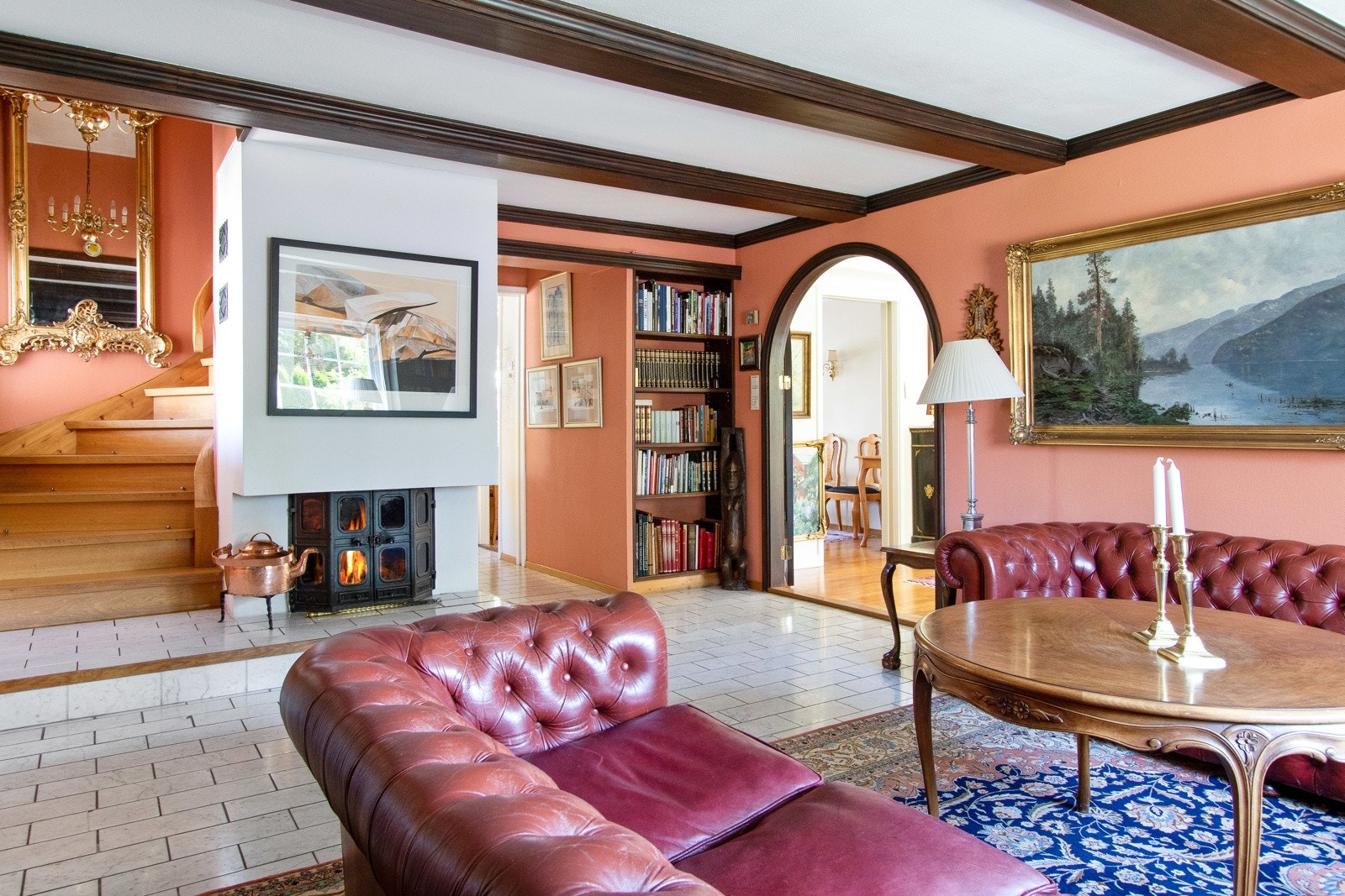 Gulvet har varmekabler og lyse marmorfliser. En plassmurt peis med innsats skaper ekstra stemning og god varme på kalde dager. Galleribilde