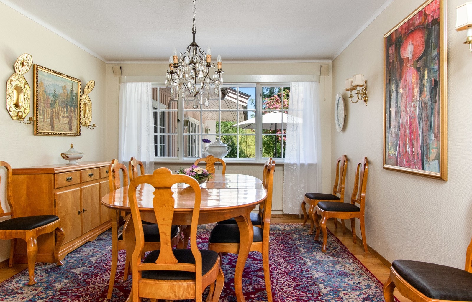 Fra stuen er det skyvedør inn til spisestuen. Her er det samme type parkett og farge på veggene som i stuen. Galleribilde