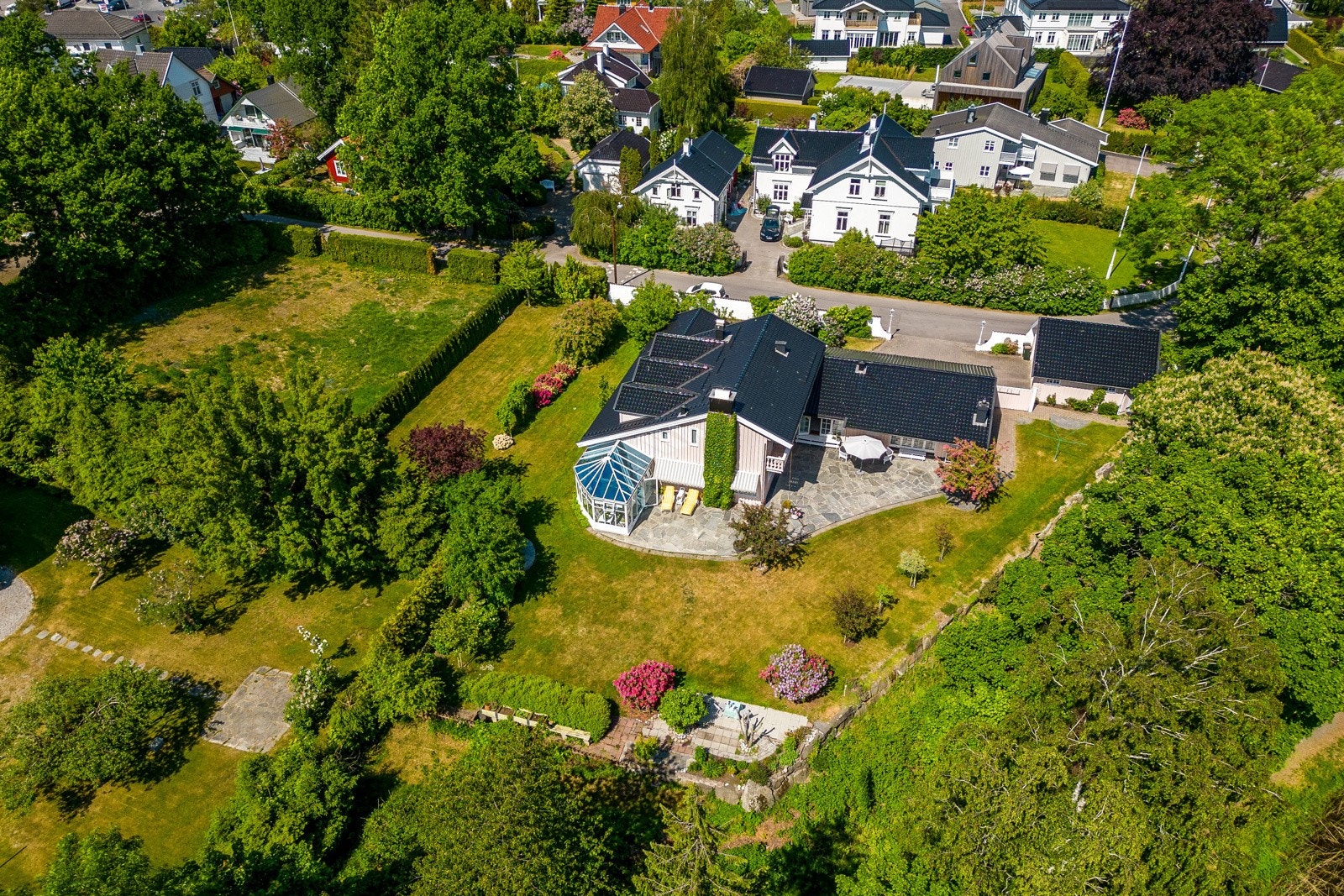 Tomten er 1830 kvm, nydelig opparbeidet med flere uteplasser rundt hele huset. Galleribilde