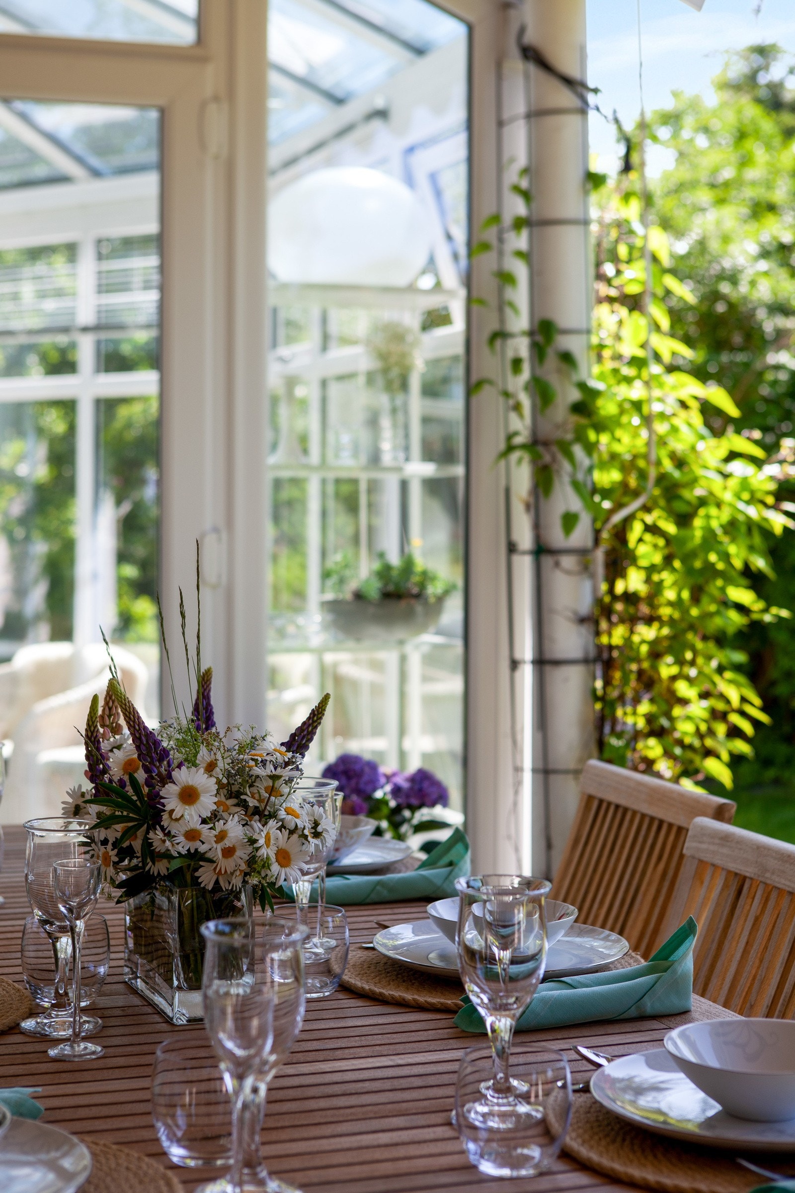 Du går tørrskodd fra terrassen til hagestuen. Galleribilde