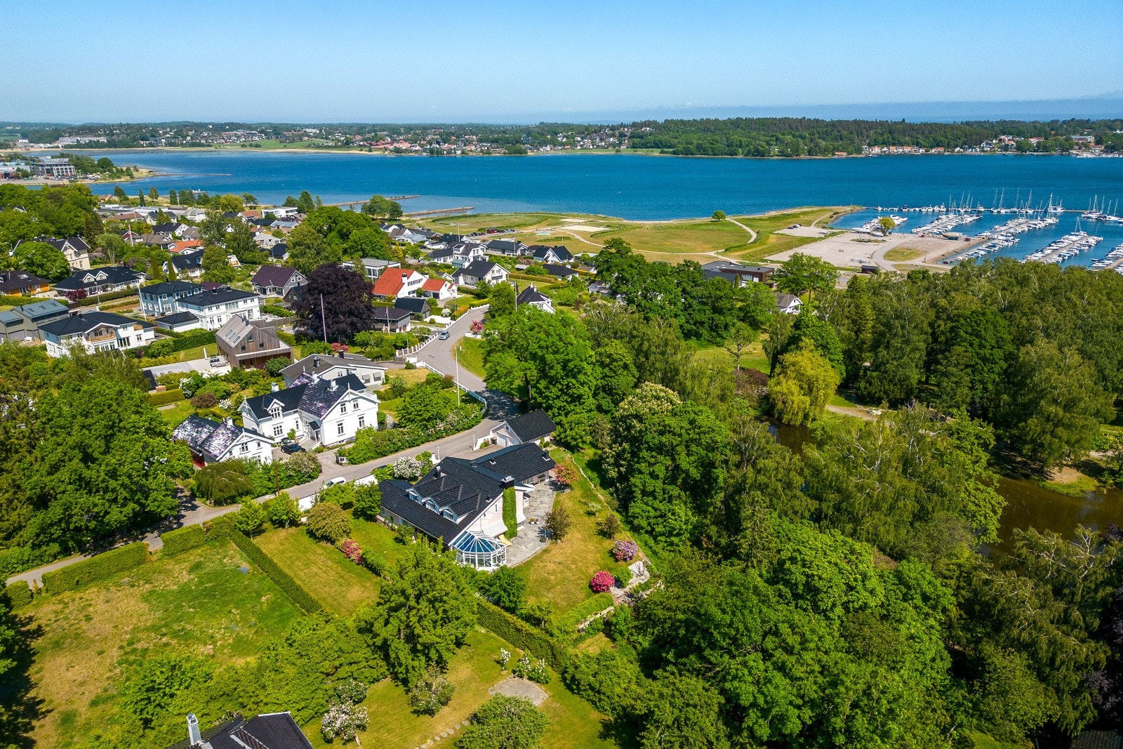 Eiendommen har idyllisk beliggenhet med Roshaugparken som nærmeste nabo. Galleribilde