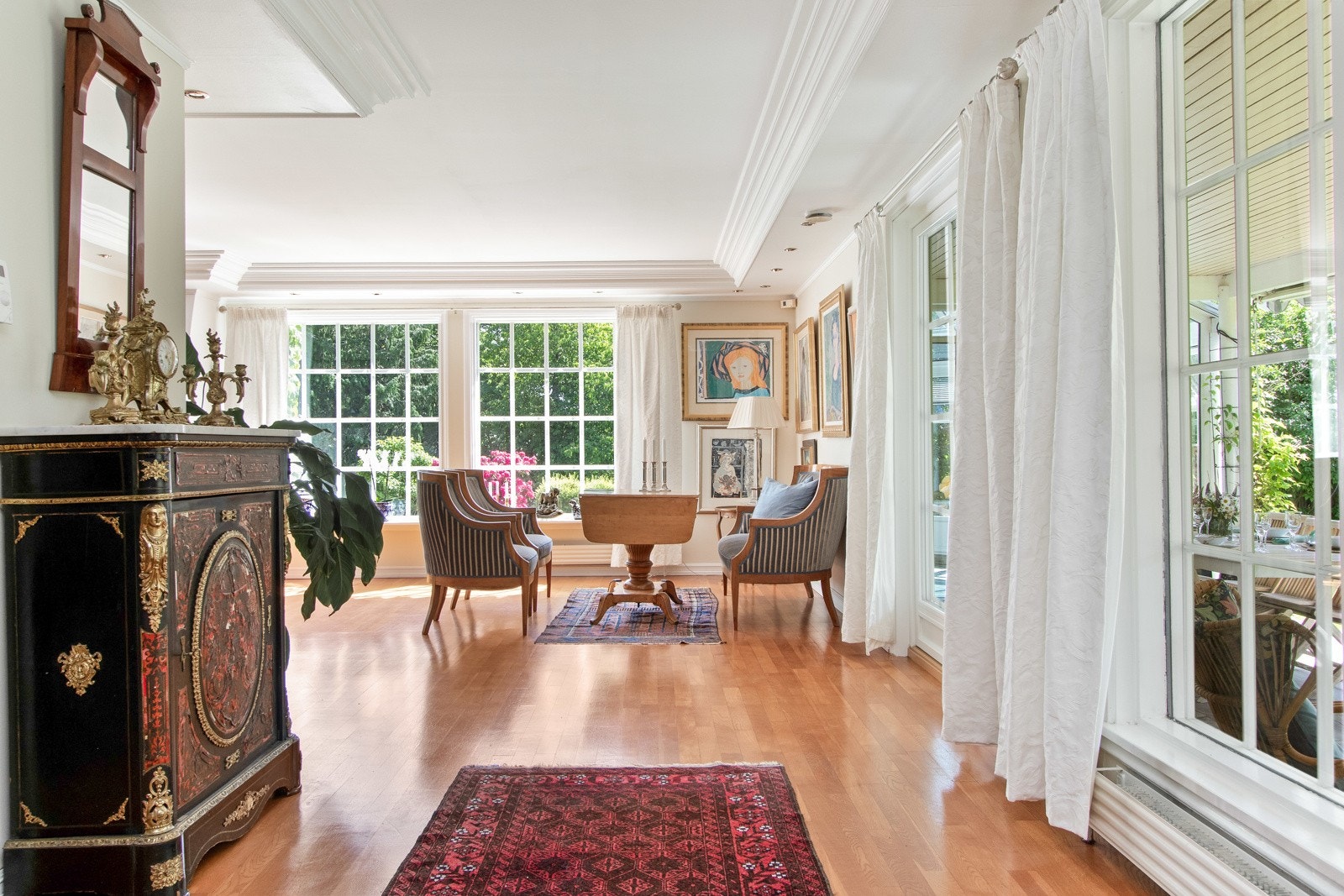 Det er doble dører ut til en vestvendt terrasse, med direkte inngang til hagestuen. Galleribilde