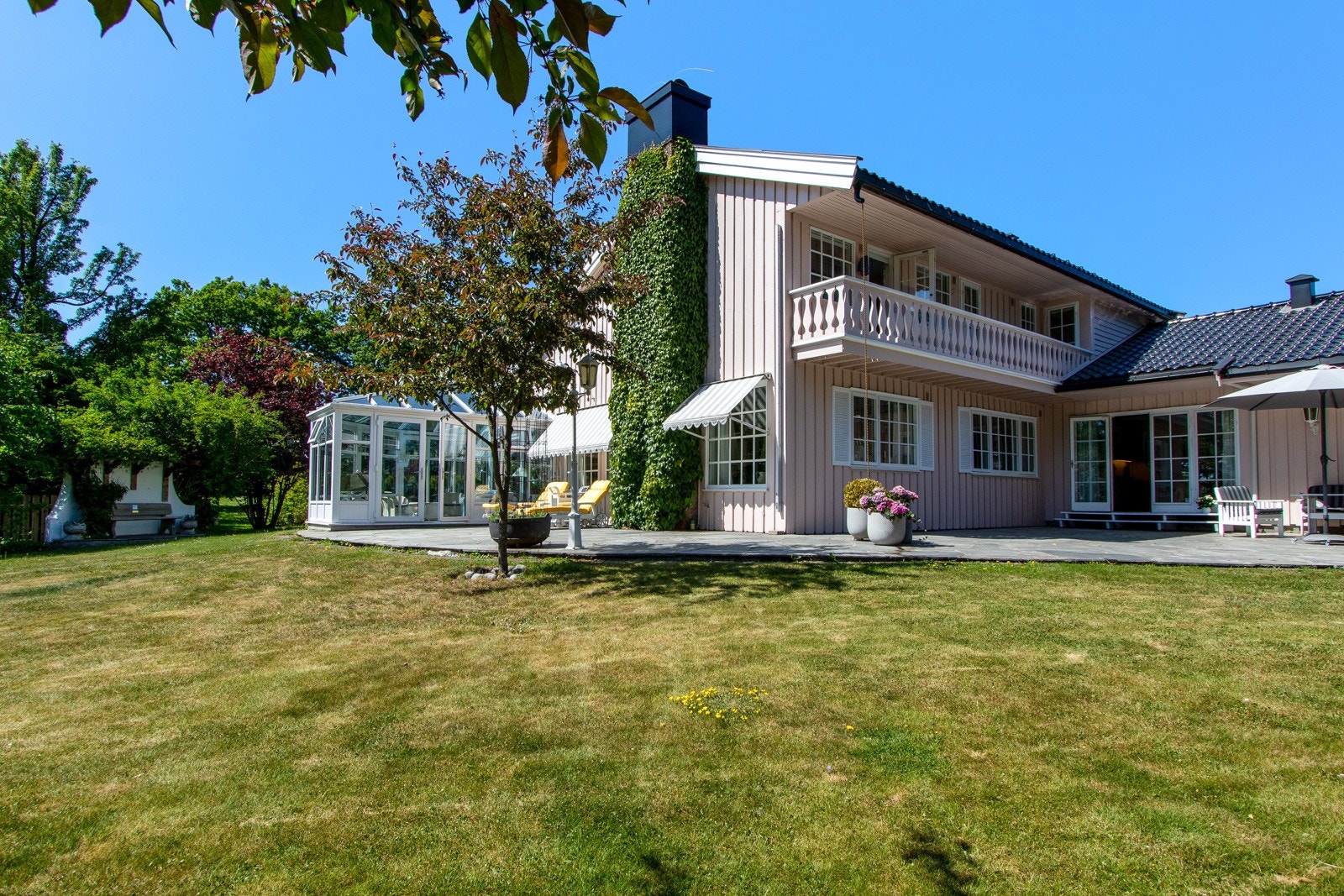 I andre etasje har boligen en østvendt, overbygd balkong med adkomst fra to av soverommene. Galleribilde