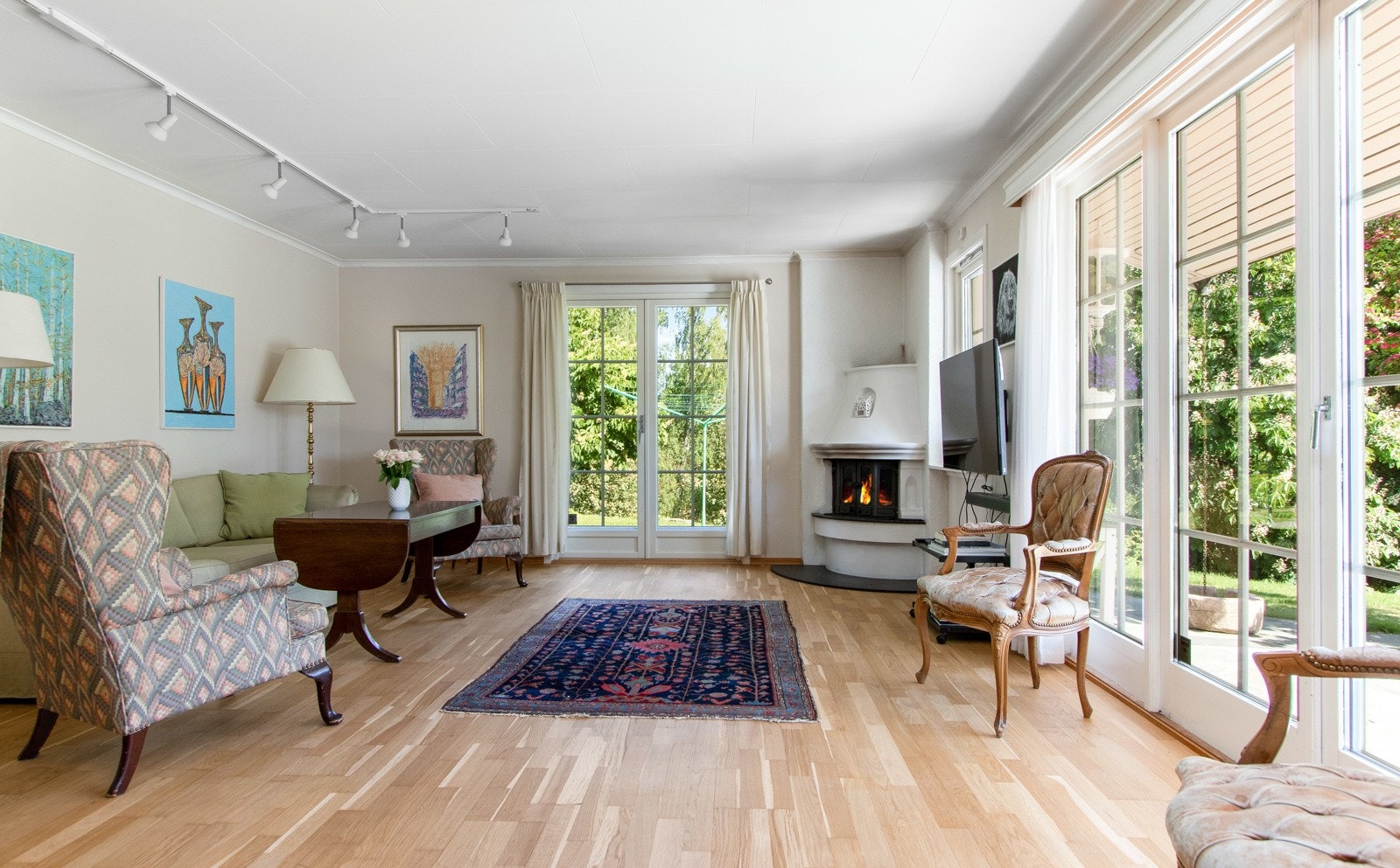 Boligen har en godkjent hybelleilighet med egen inngang fra gårdsplassen. Galleribilde