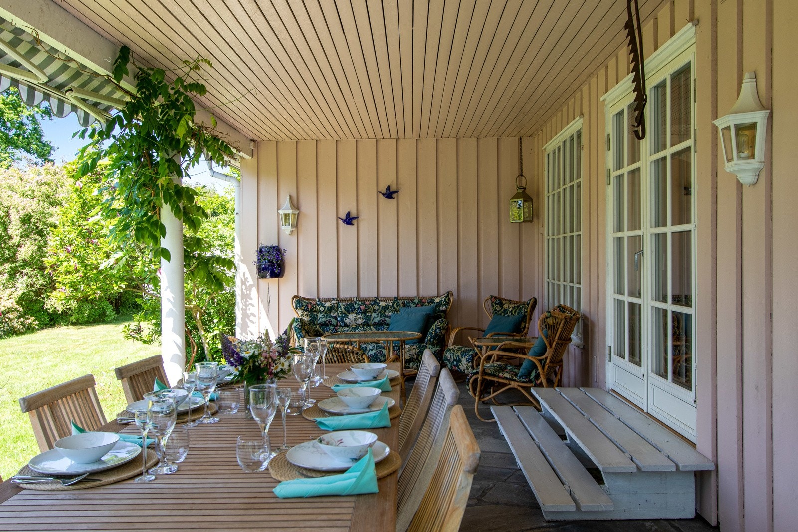 Det er også utgang til skiferterrasse mot vest hvor man har fin kveldssol. Galleribilde