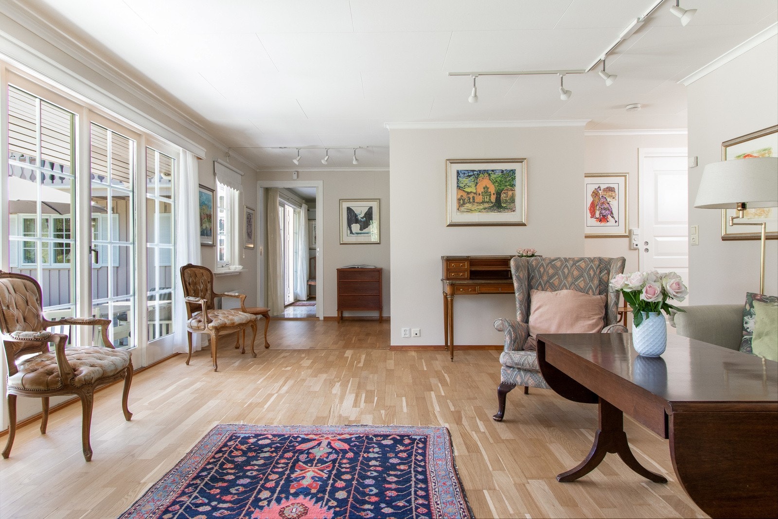 Stuen er lys og romslig med dagslys fra to retninger og utgang til både østvendt hage og skiferterrassen. Galleribilde