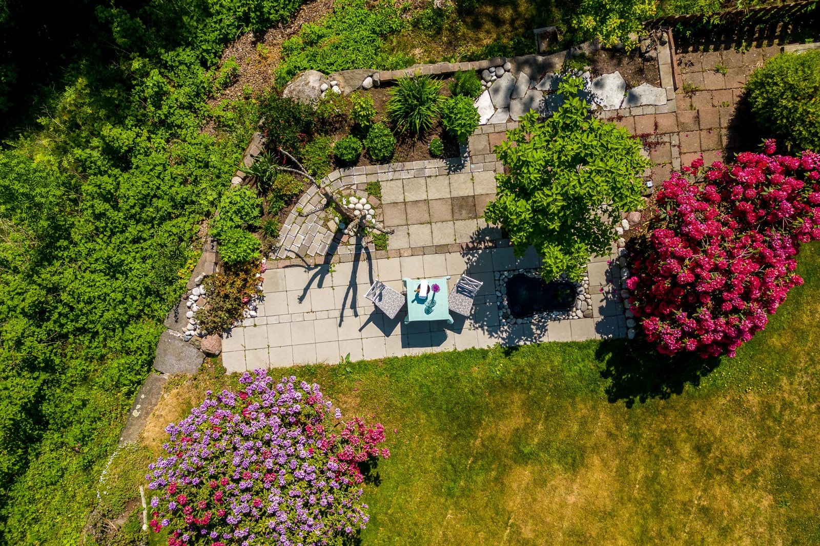 Lengst syd i hagen er det en uteplass med betongheller, vannspeil, skifer og blomsterbed. Galleribilde
