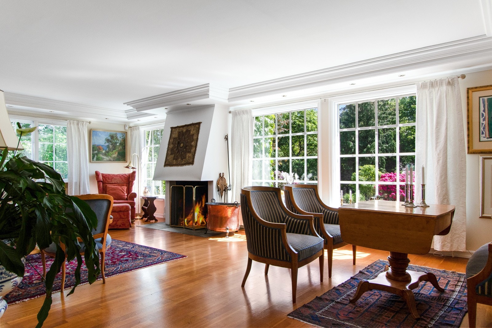 Hovedstuen er lys og elegant med store vinduer og en staselig, åpen peis. Galleribilde