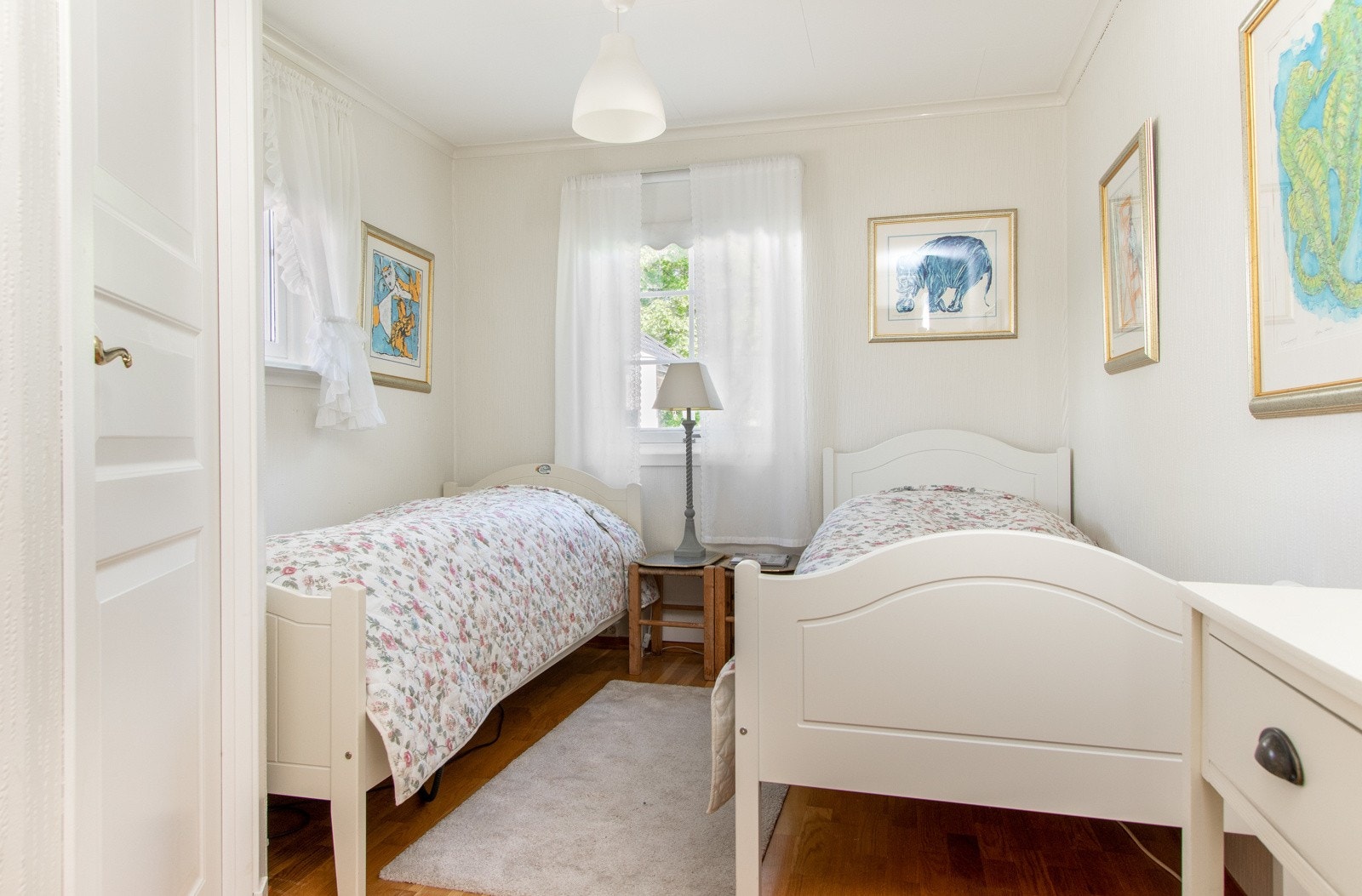 Soverom med garderoberom. Alle rom i hybelleiligheten har varmekabler utenom soverommet. Galleribilde