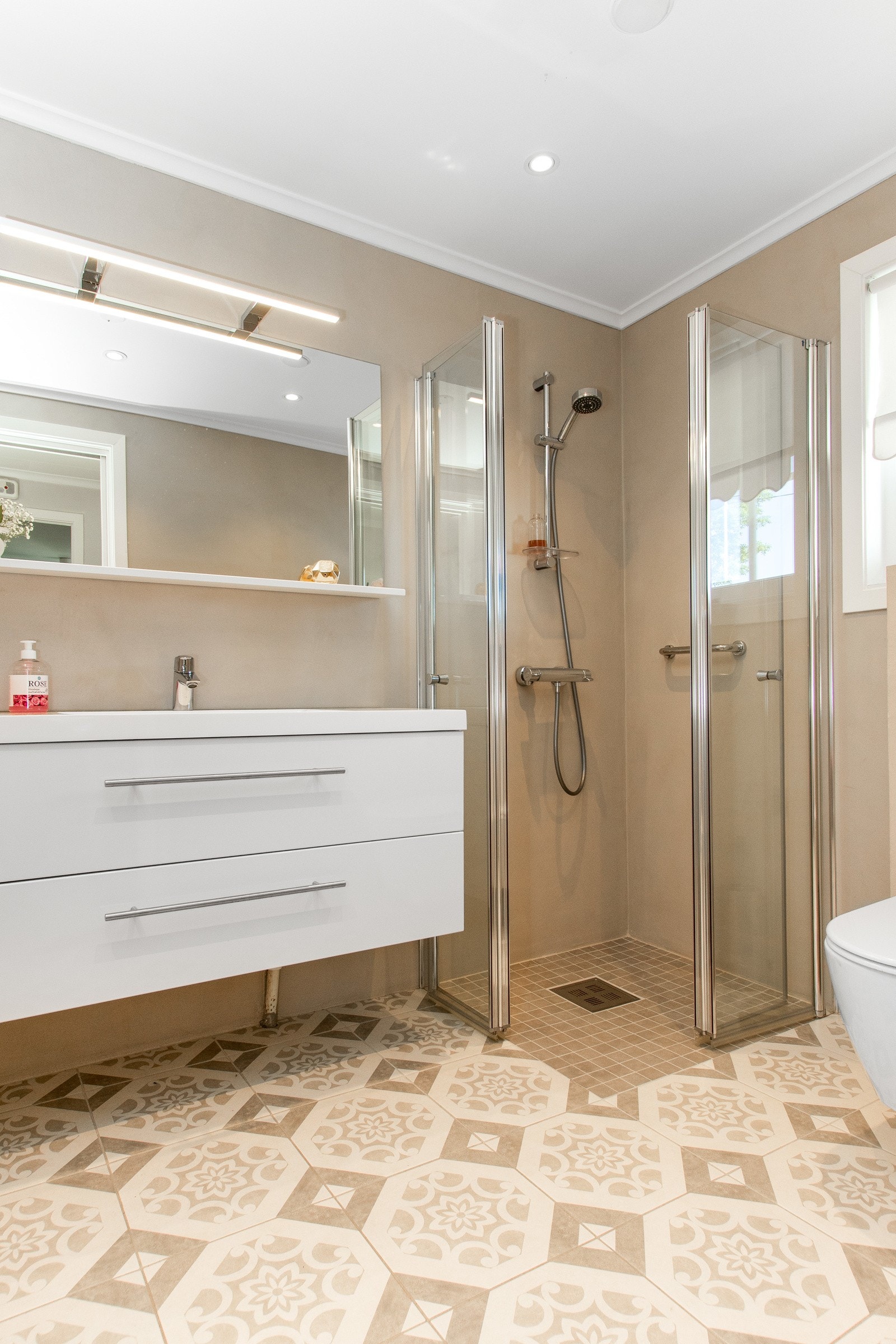 Badet ble pusset opp i 2019. Det har opplegg for vaskemaskin. Galleribilde