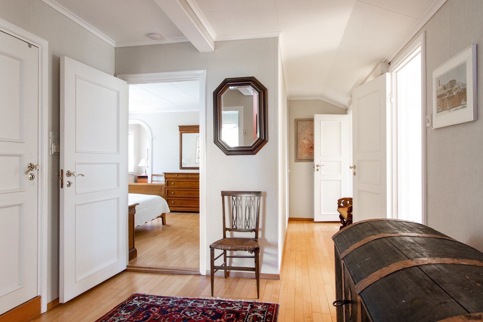 I andre etasje har boligen fem gode soverom med ulike særpreg. Galleribilde