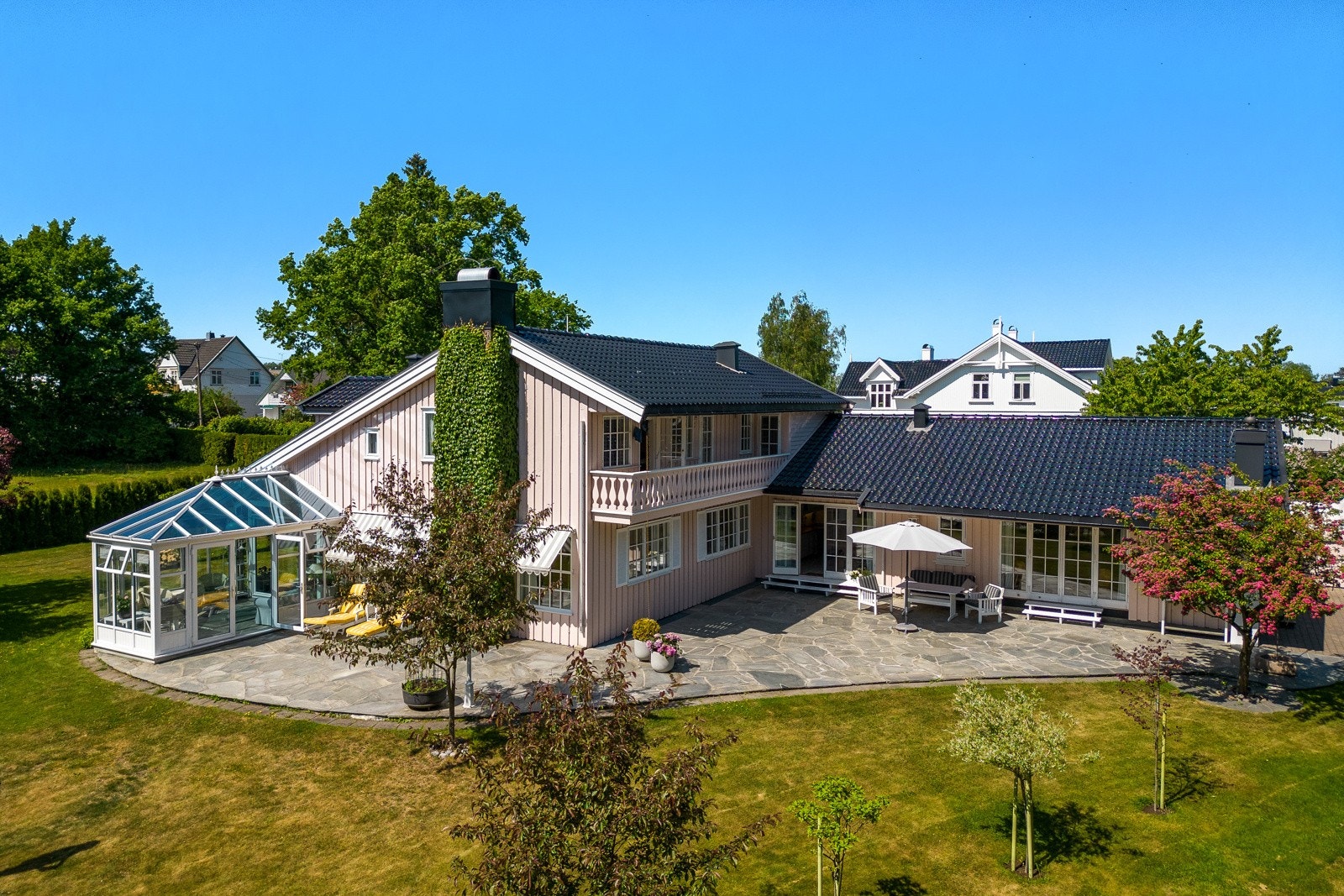 Langs hele boligens fasade mot syd er det en stor terrasse med skifer. Galleribilde