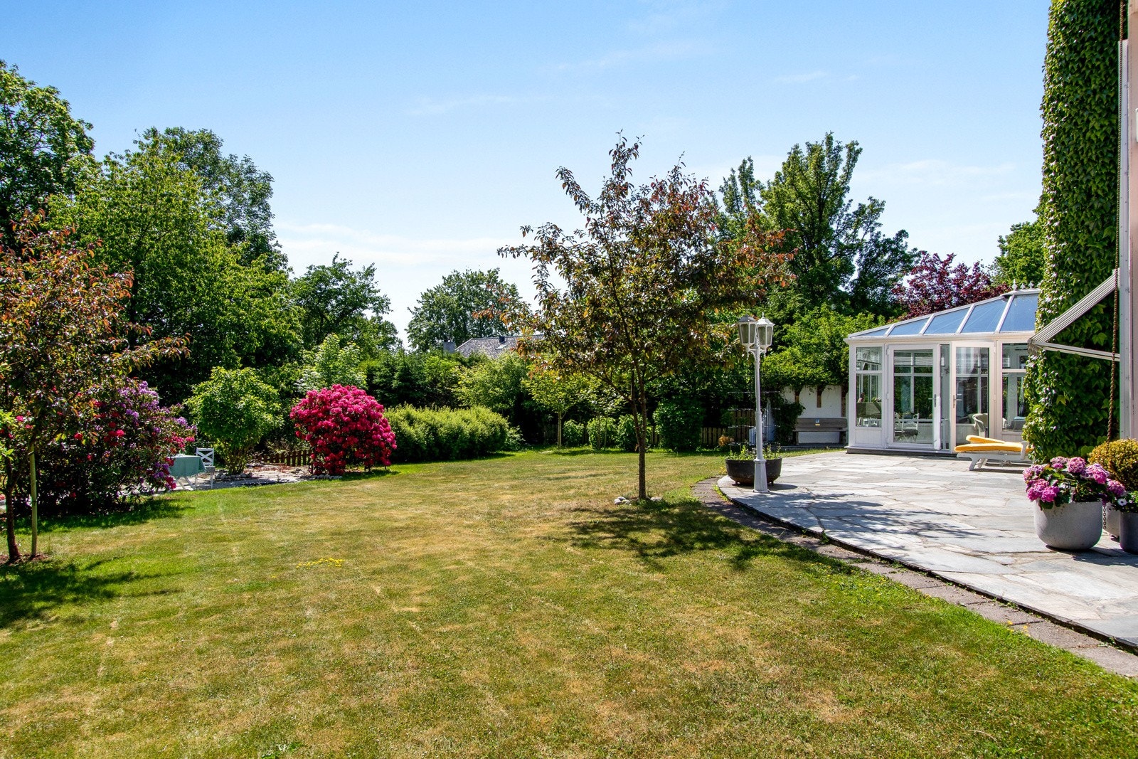 Hagen har en fargerik blomsterflora i alle varianter, prydbusker, vintergrønt og store plenarealer. Galleribilde