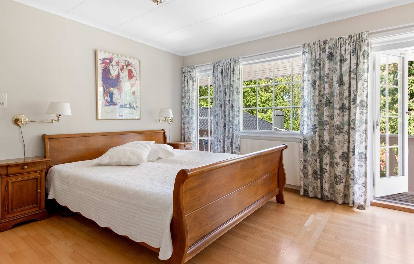 Hovedsoverommet har to utganger til balkongen, og ekstra luksus med et velinnredet garderoberom og eget bad. Galleribilde