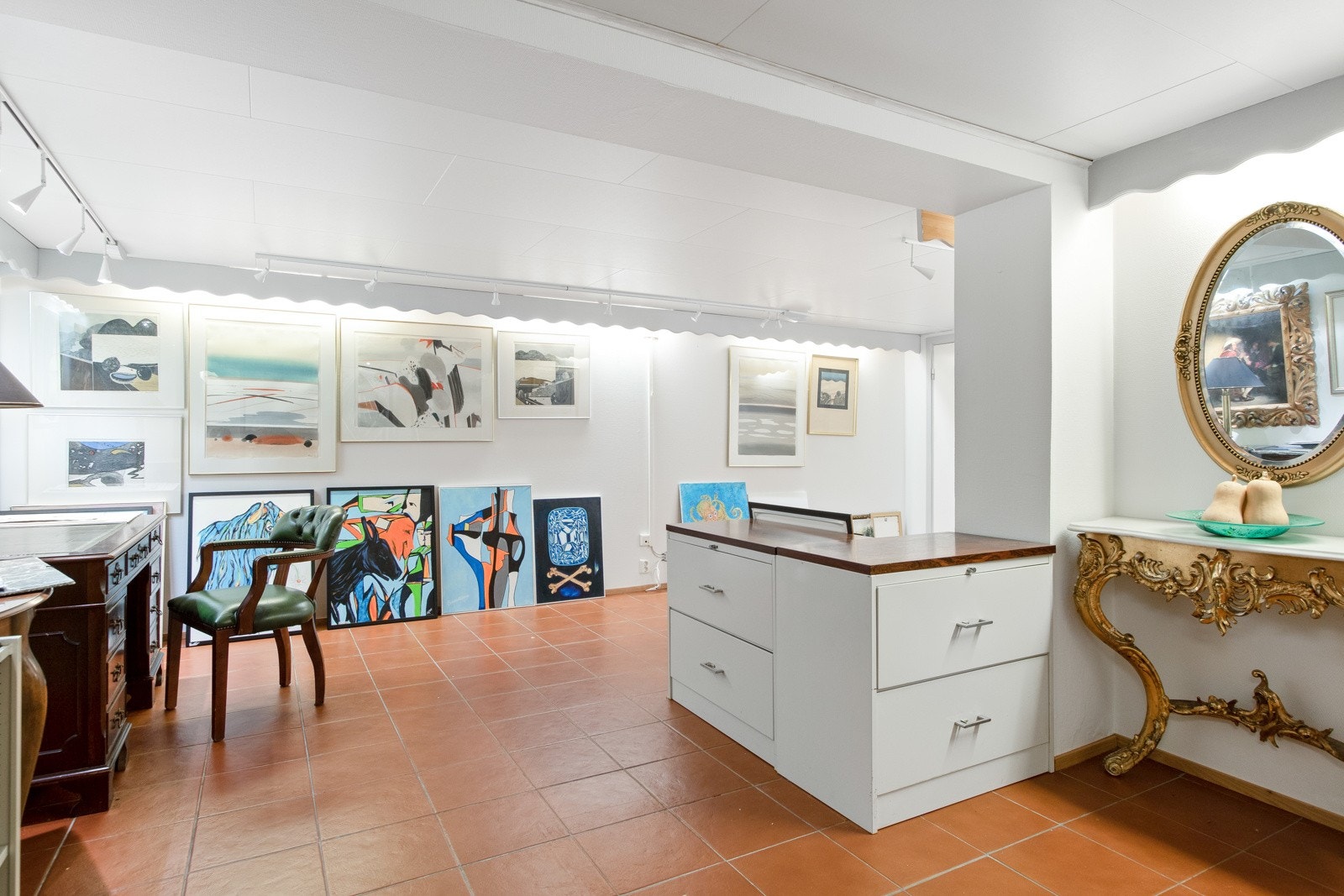 I kjelleren har boligen en stor, lys kjellerstue med god plass for ulikt type møblement. Galleribilde