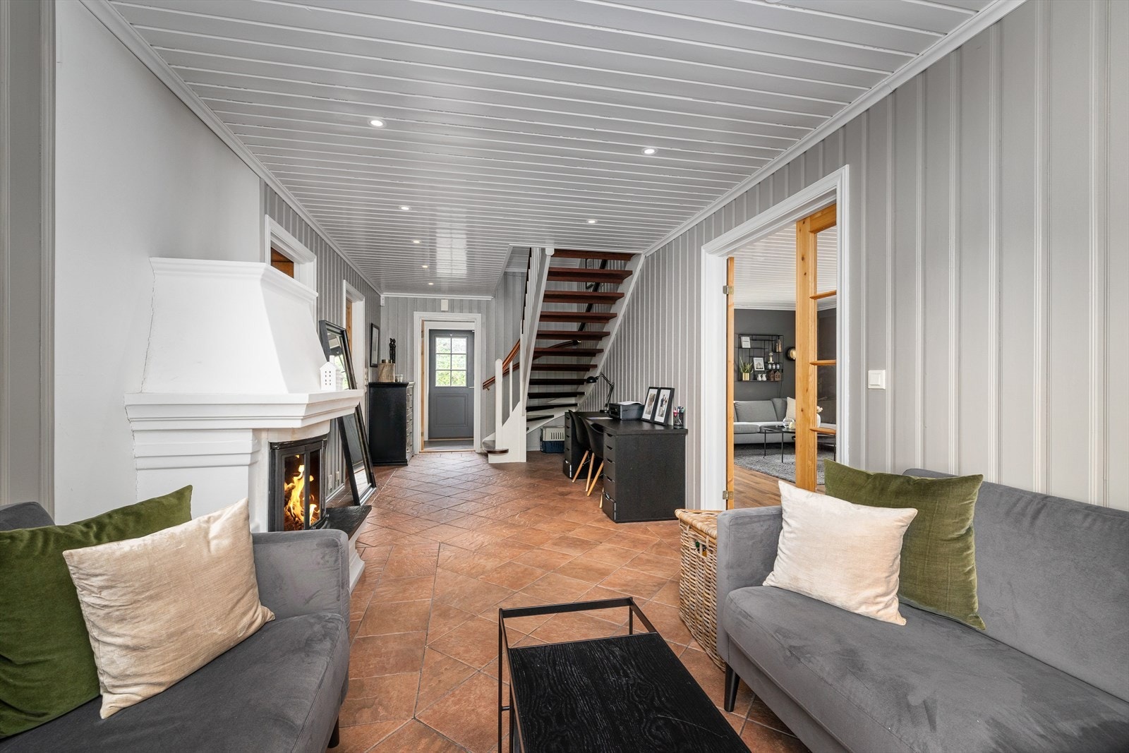 Stor hall med plass til kontorpult og sofagruppe Galleribilde