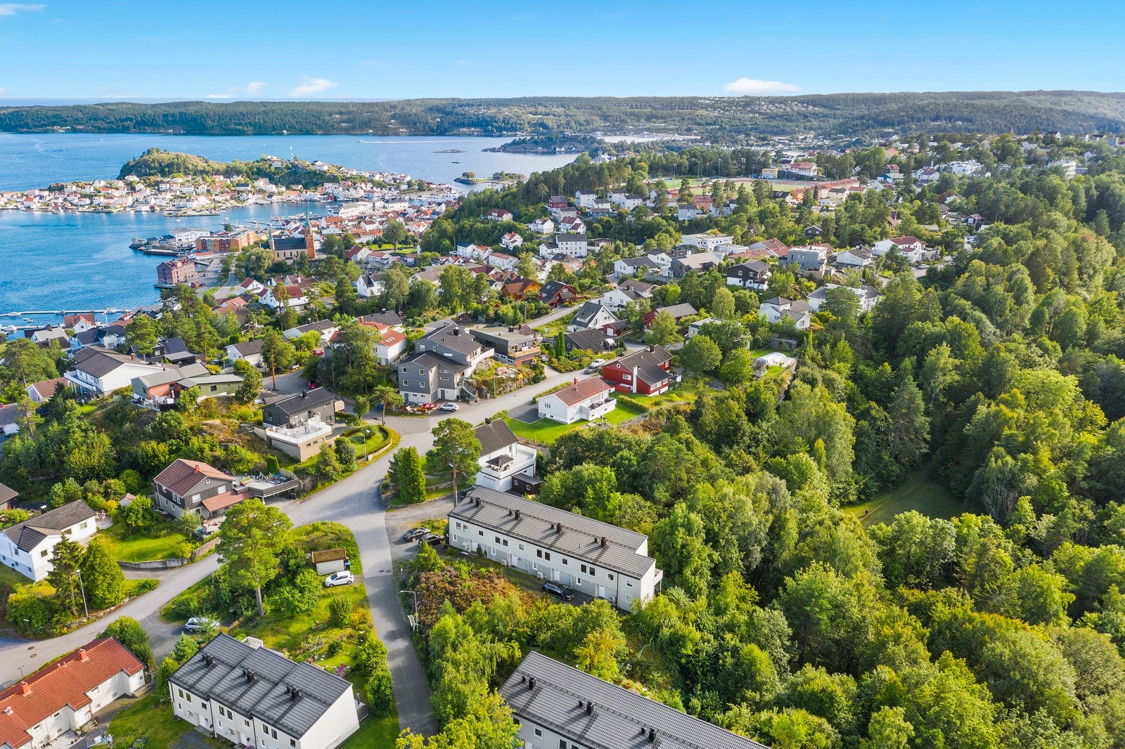 Kort vei ned til lekeplassen i Bekkedalen Galleribilde
