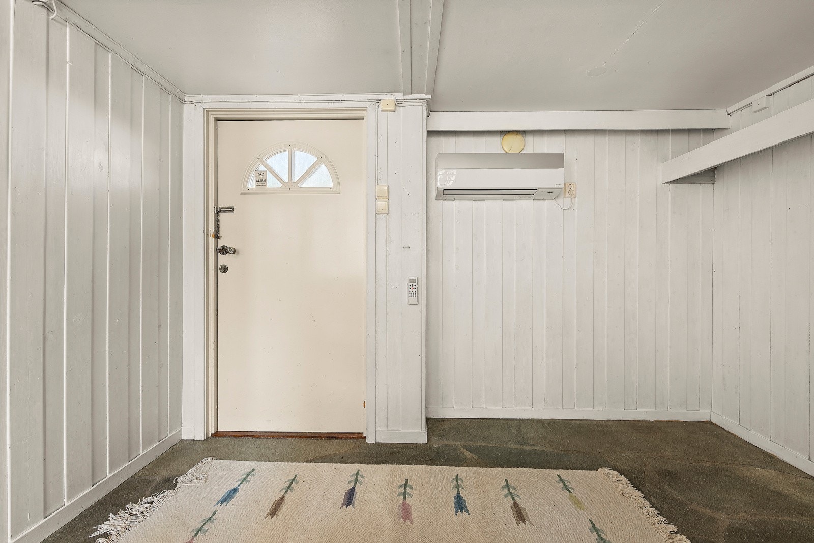 Velkommen inn! Romslig entrè med god plass til garderobeskap og skostativ. Galleribilde