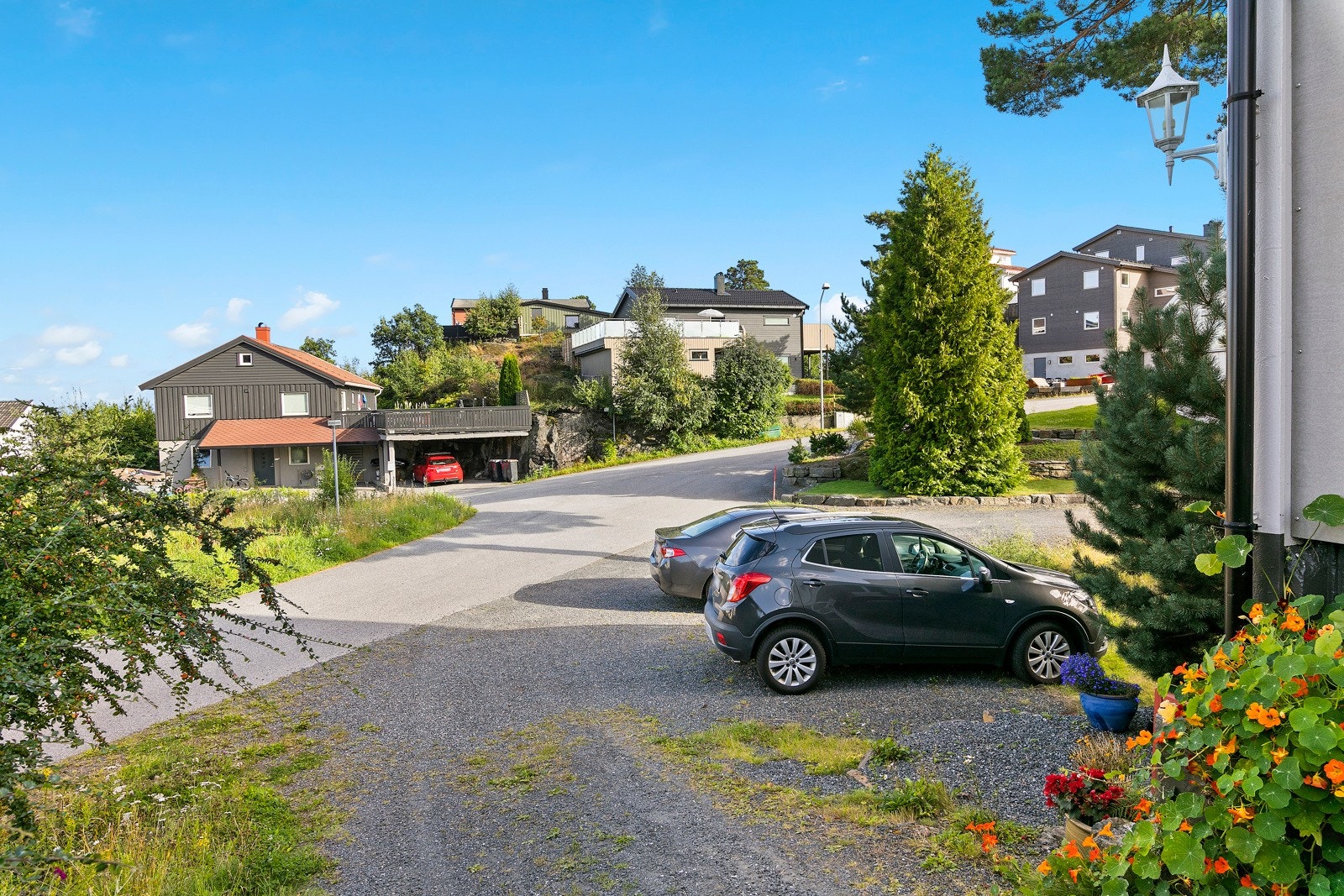 Felles parkering på området. Galleribilde