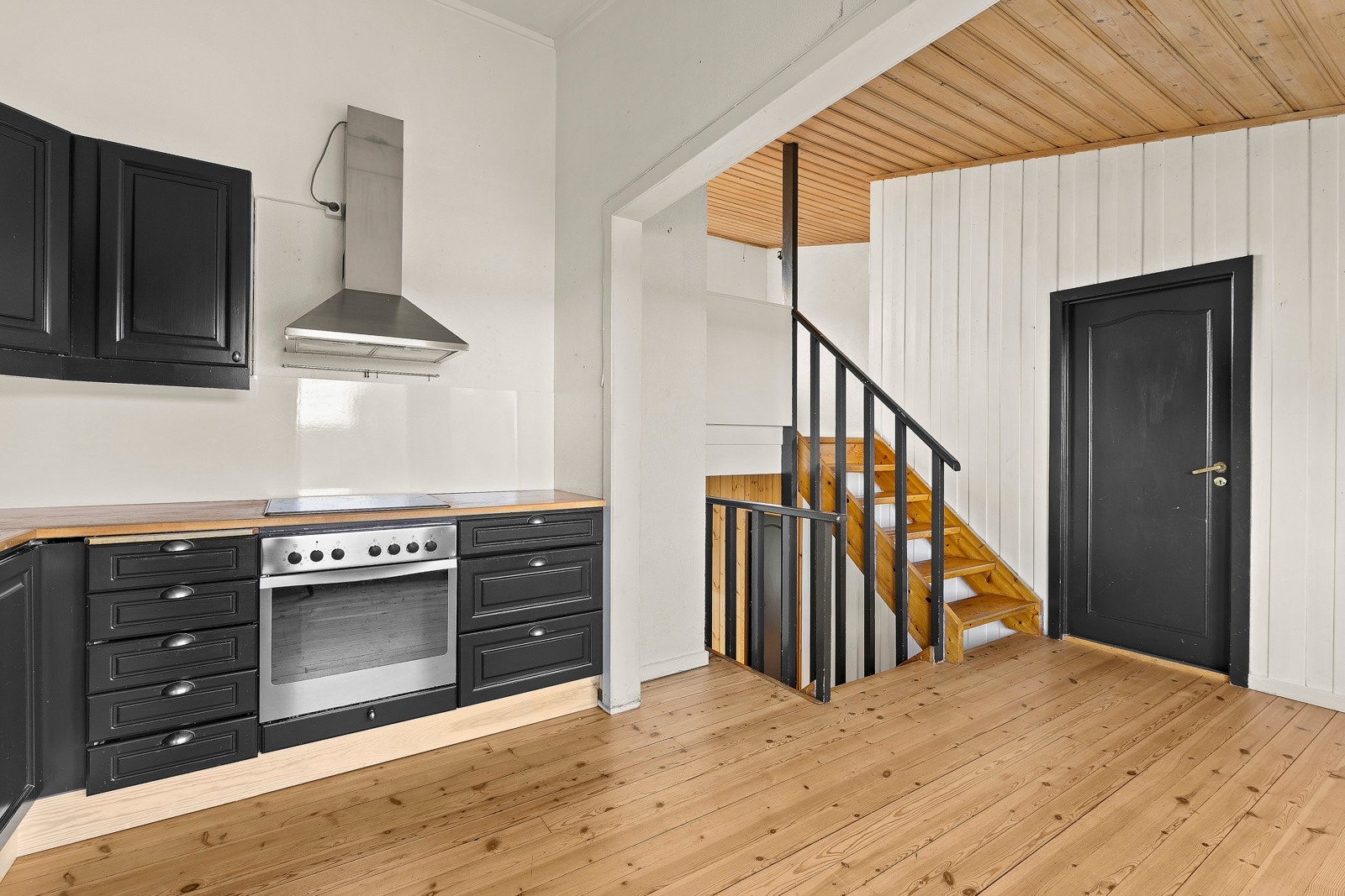 Rommet har god plass til et spisebord med plass til hele familien. Galleribilde