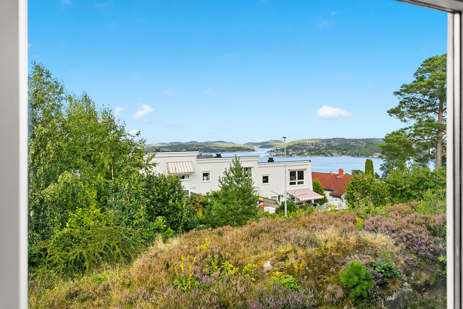 Utsikt ut mot skjærgården fra kjøkkenvinduet! Galleribilde