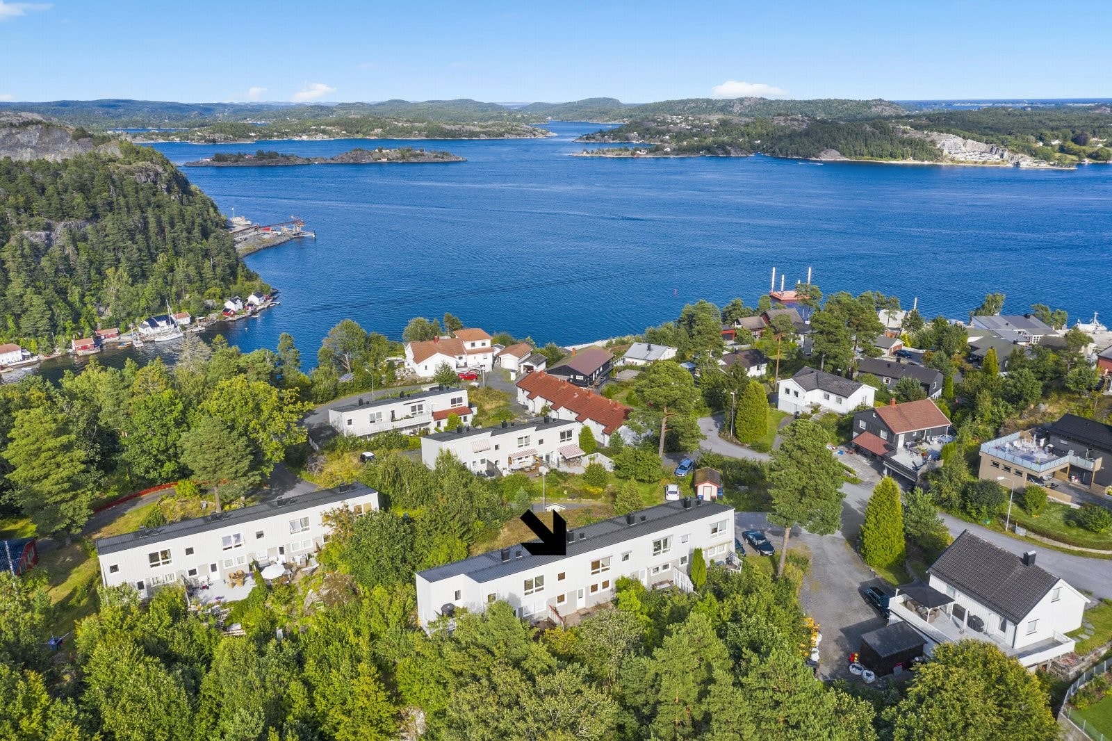 Boligen ligger i Bekkedalen, kun et kort stykke unna Kragerø sentrum. Galleribilde