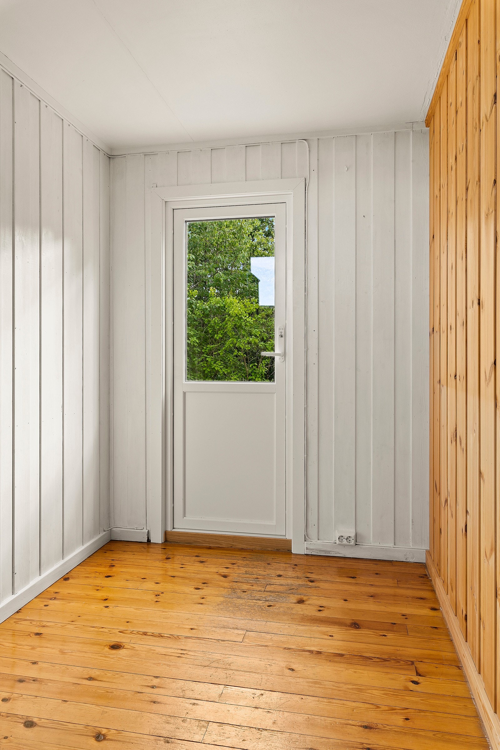 Utgangen til terrassen og uteplassen. Galleribilde